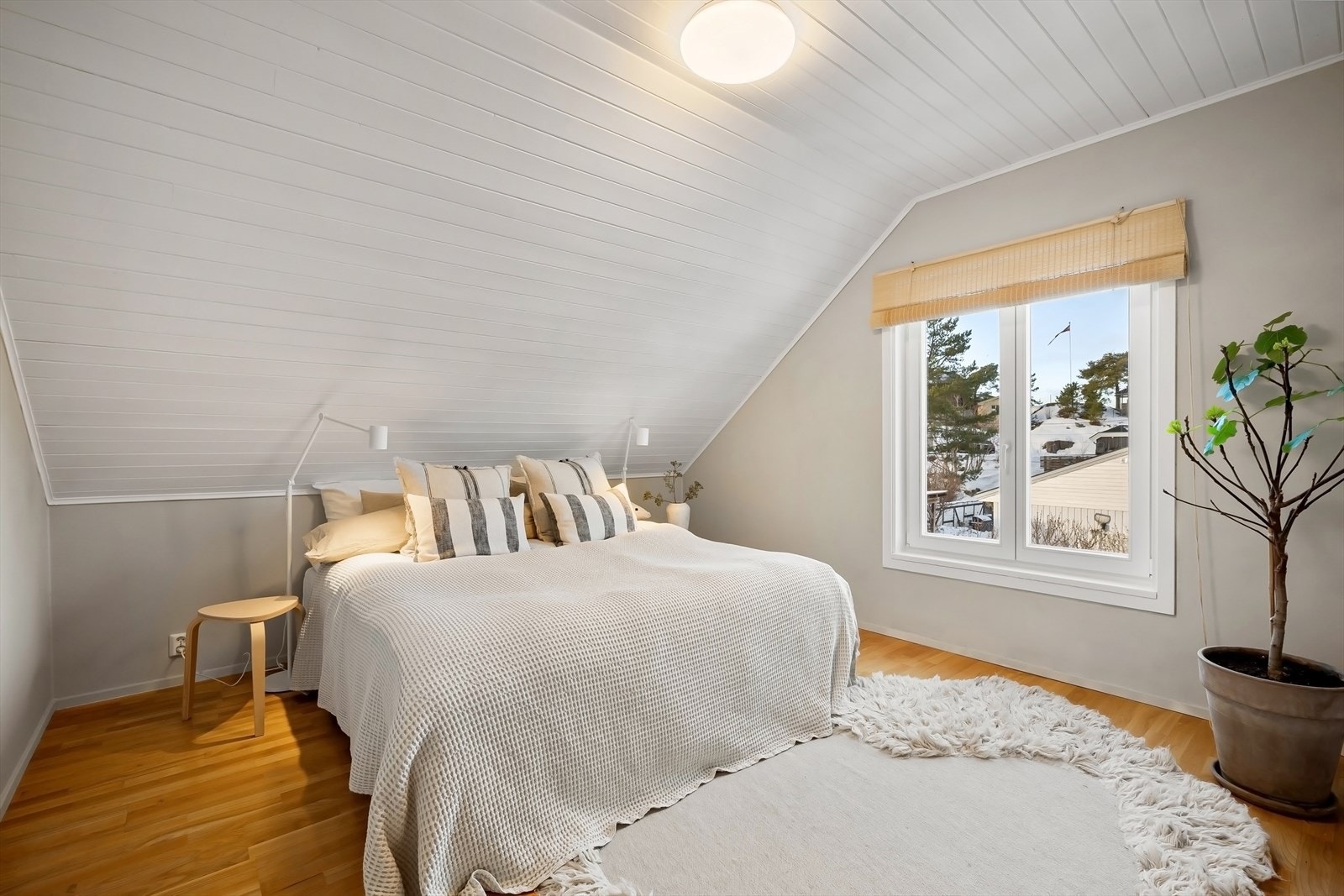 Hovedsoverommet ligger i suiteløsning med eget bad og et innredet walk-in closet. Galleribilde