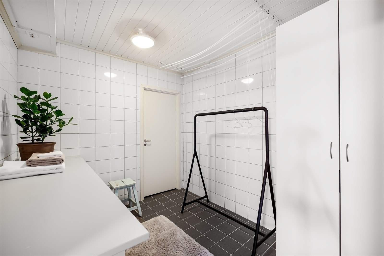 I hendig tilknytning til hallen i første etasje er det et vaskerom og tekniskrom/bod. Vaskerommet har flislaget gulv og vegger. Av innredning er det praktisk gardeobeskap og en hvit laminatbenkeplate med god plass til både vaskemaskin og tørketrommel. Galleribilde