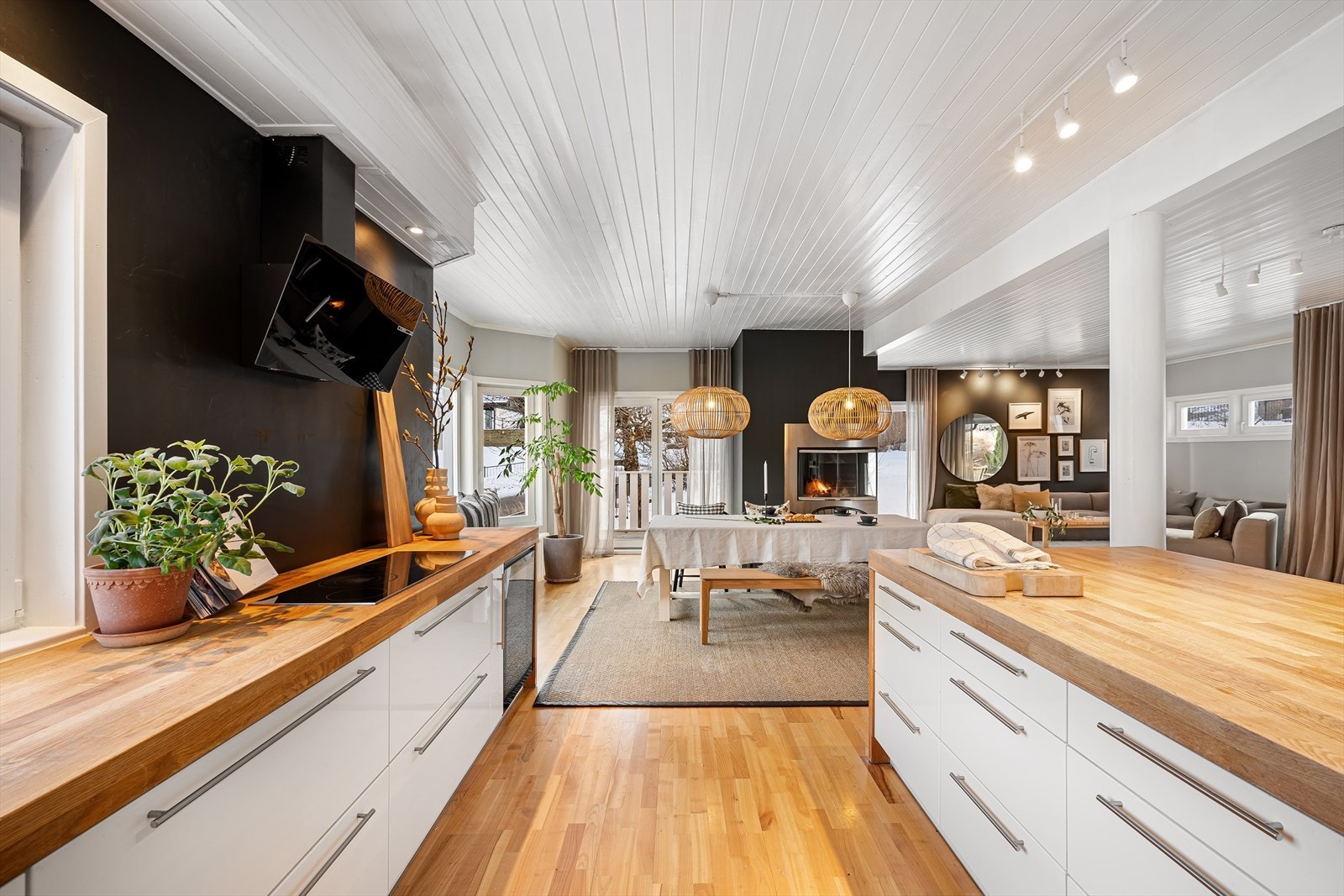 Videre er kjøkkenet utstyrt med integrerte hvitevarer som oppvaskmaskin, stekeovn og platetopp, samt ventilator, benkestikk, kaffemaskin, micro, vinskap fra Miele og nisje for dobbeltkjøleskap. Galleribilde