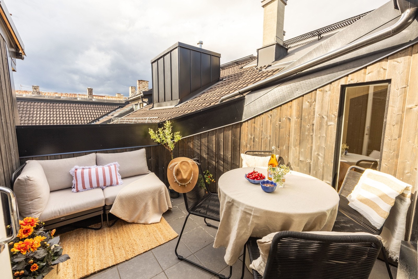 Solrik terrasse med skjermet beliggenhet Galleribilde