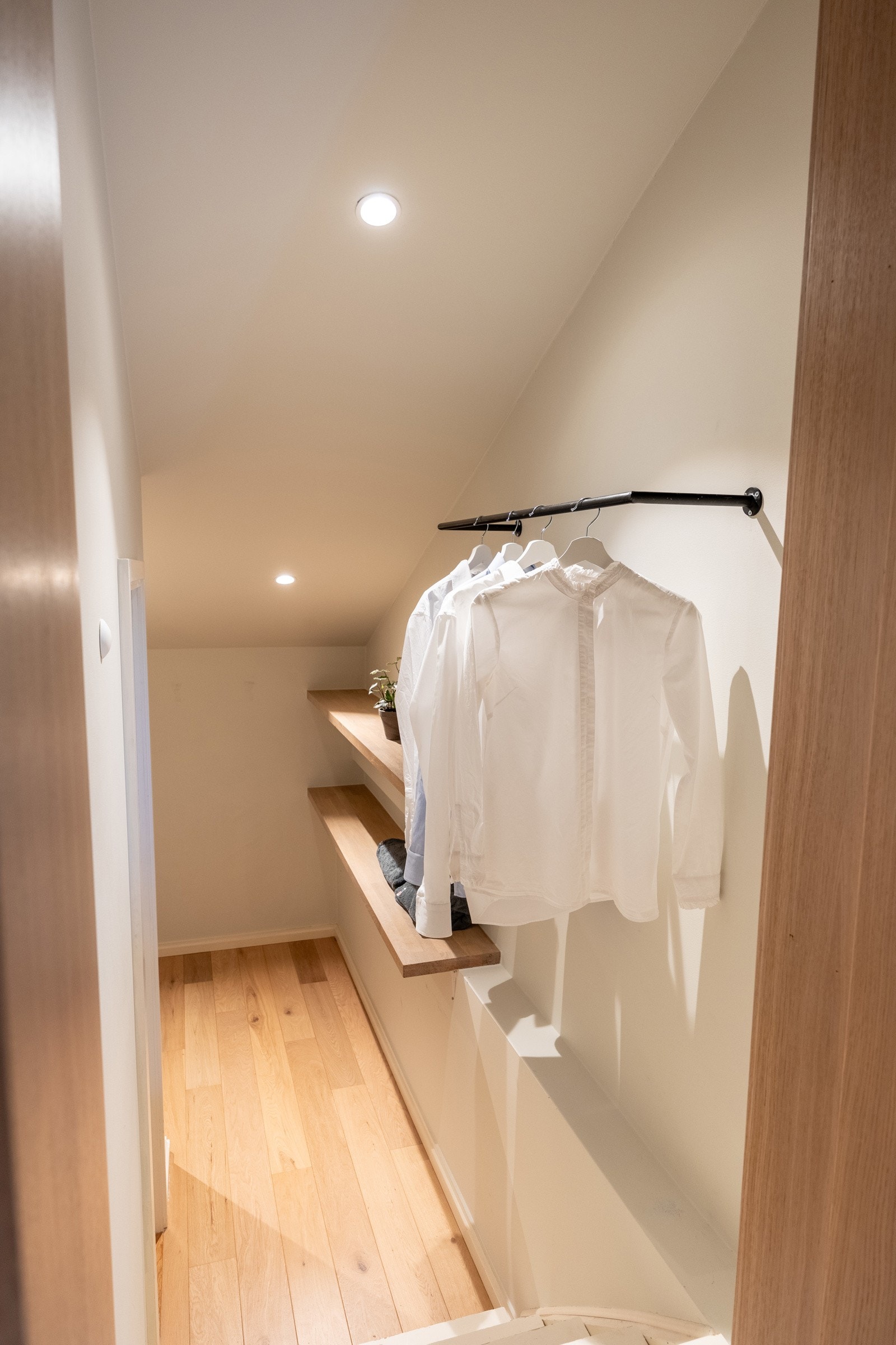Praktisk rom med opplegg for vaskemaskin. Gode lagringsmuligheter Galleribilde