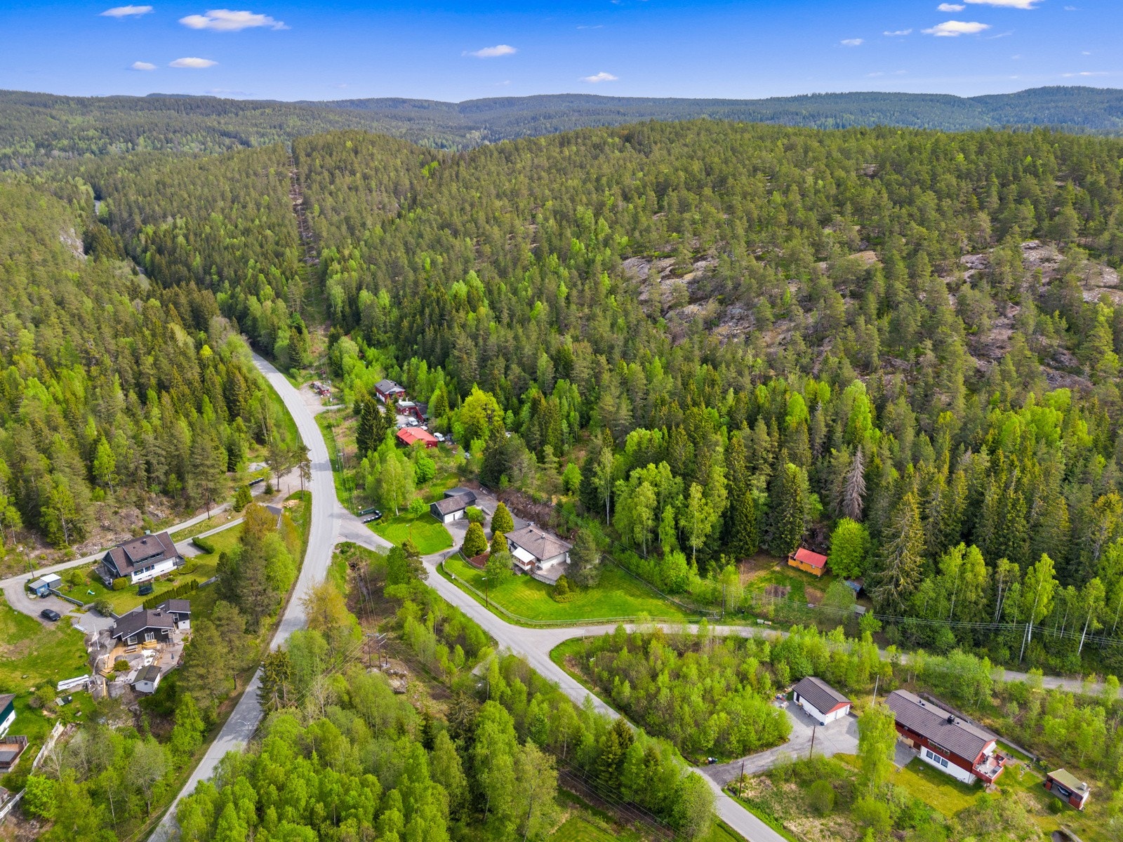 Eiendommen har skog og mark som nærmeste nabo, og ligger i gangavstand til den idylliske innsjøen, Langen. Galleribilde