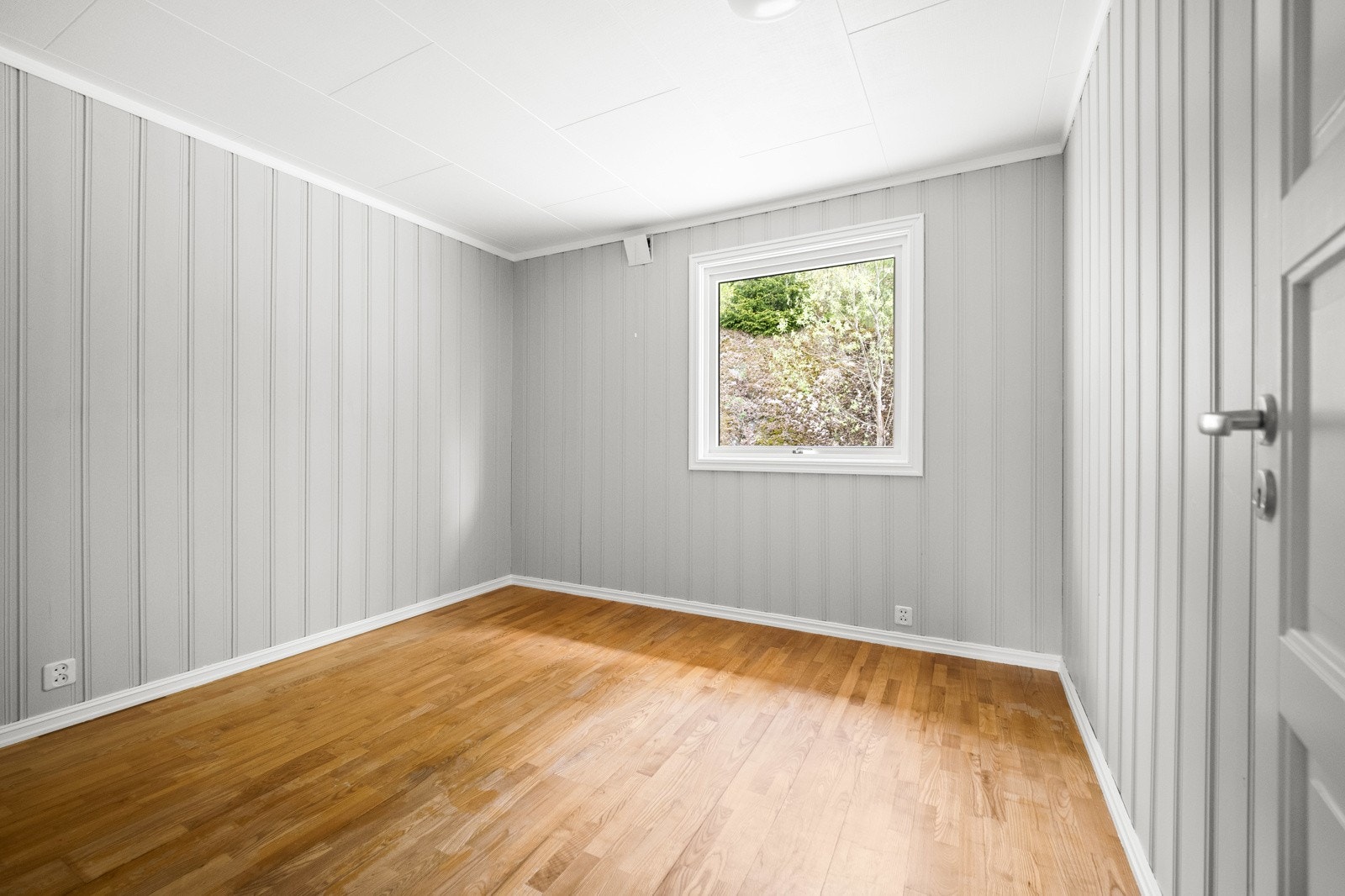 Boligen har tre gode soverom, alle med vinduer mot skogen i øst. Galleribilde
