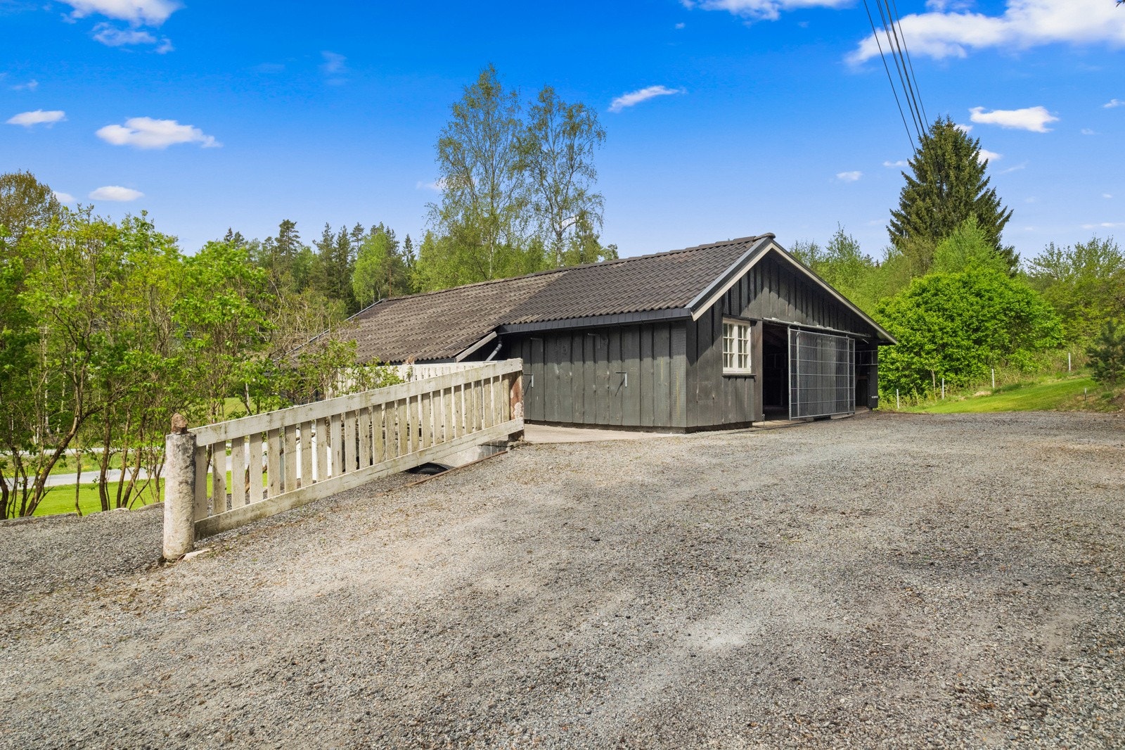 Loftet på hele 48 kvm. i garasjebygget kan nås enten via en sideinngang eller en stige opp fra garasjen. Denne fleksible tilgangen gjør det enkelt å frakte opp og lagre gjenstander. Galleribilde