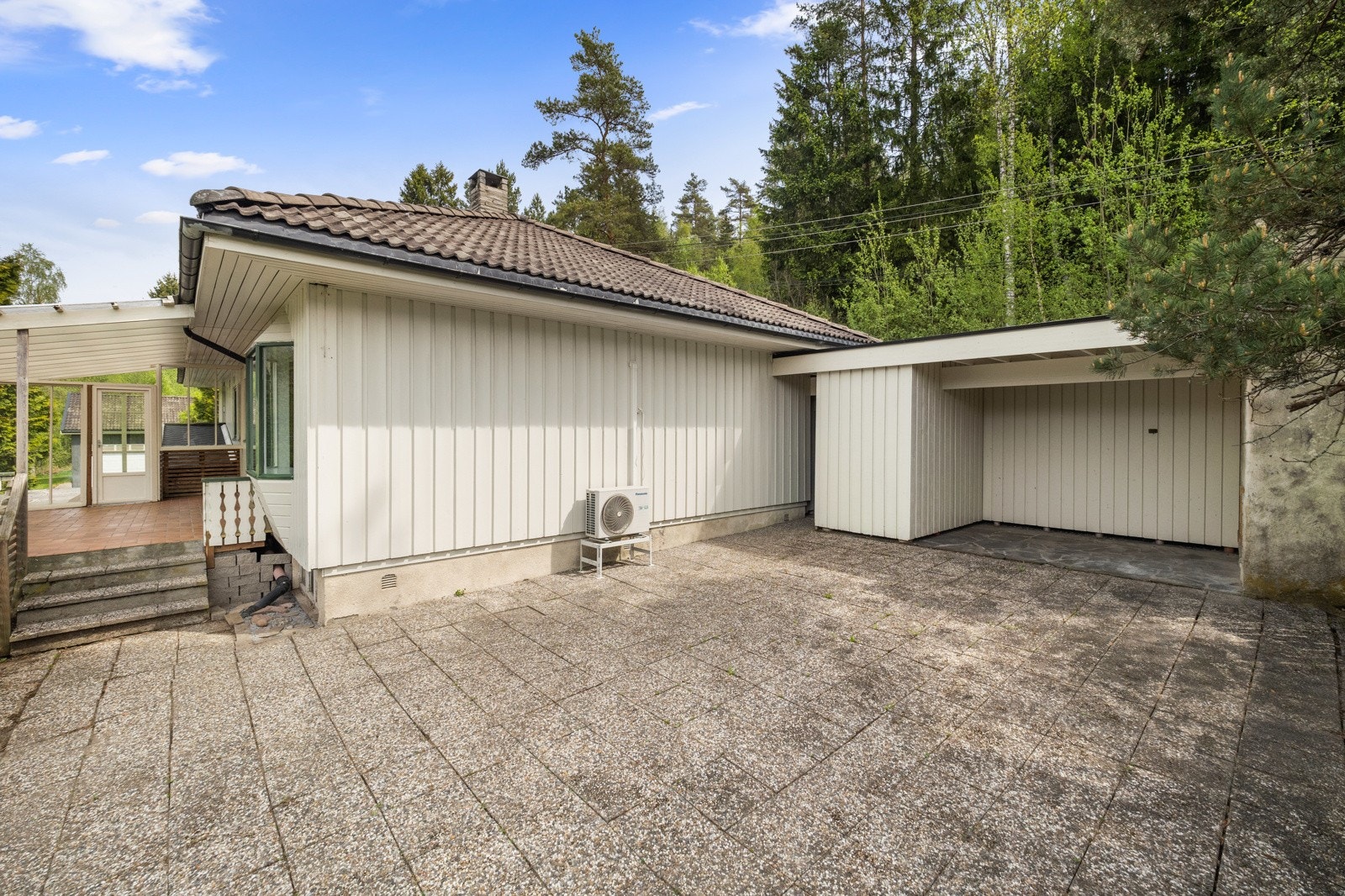 Den innerste delen av terrassen er ca. 9 kvm med utepeis og dekke av bruddskifer. Galleribilde
