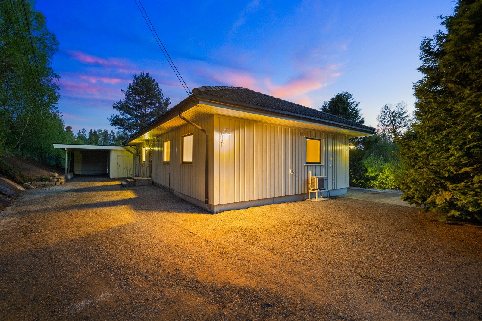 En carport en bygd i enden av gårdsplassen, ved bi-inngangen i første etasje. Galleribilde