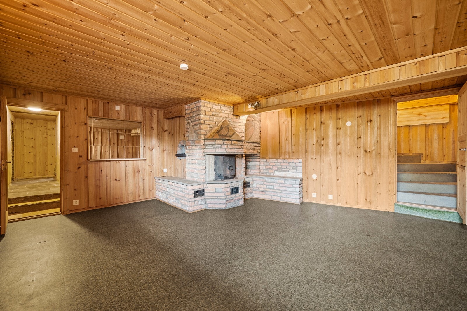 Peisen har skiferbelagt benk på sidene. Vegger og tak er kledd i panel, noe som underbygger den lune stemningen. Galleribilde