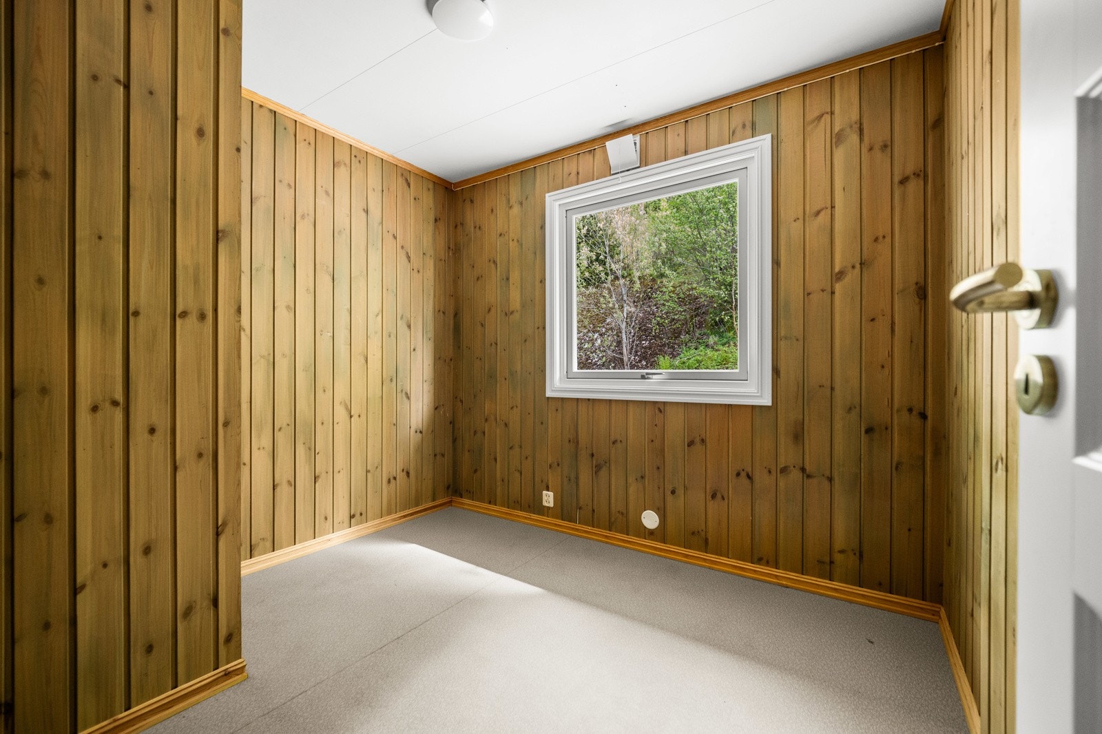 Alle soverommene ligger helt usjenert med vinduer vendt mot skogen i øst. Galleribilde
