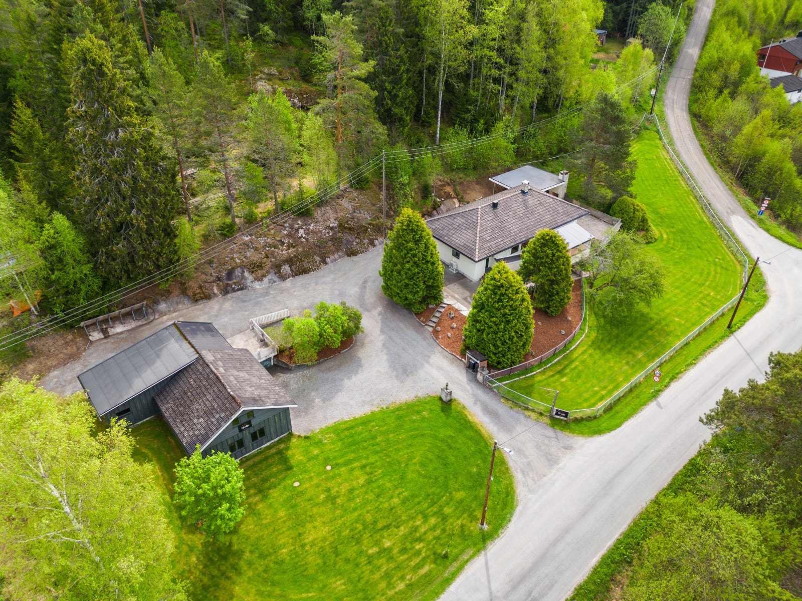 Den flotte tomten og den romslige boligen kan by på rikelig med potensial. Galleribilde
