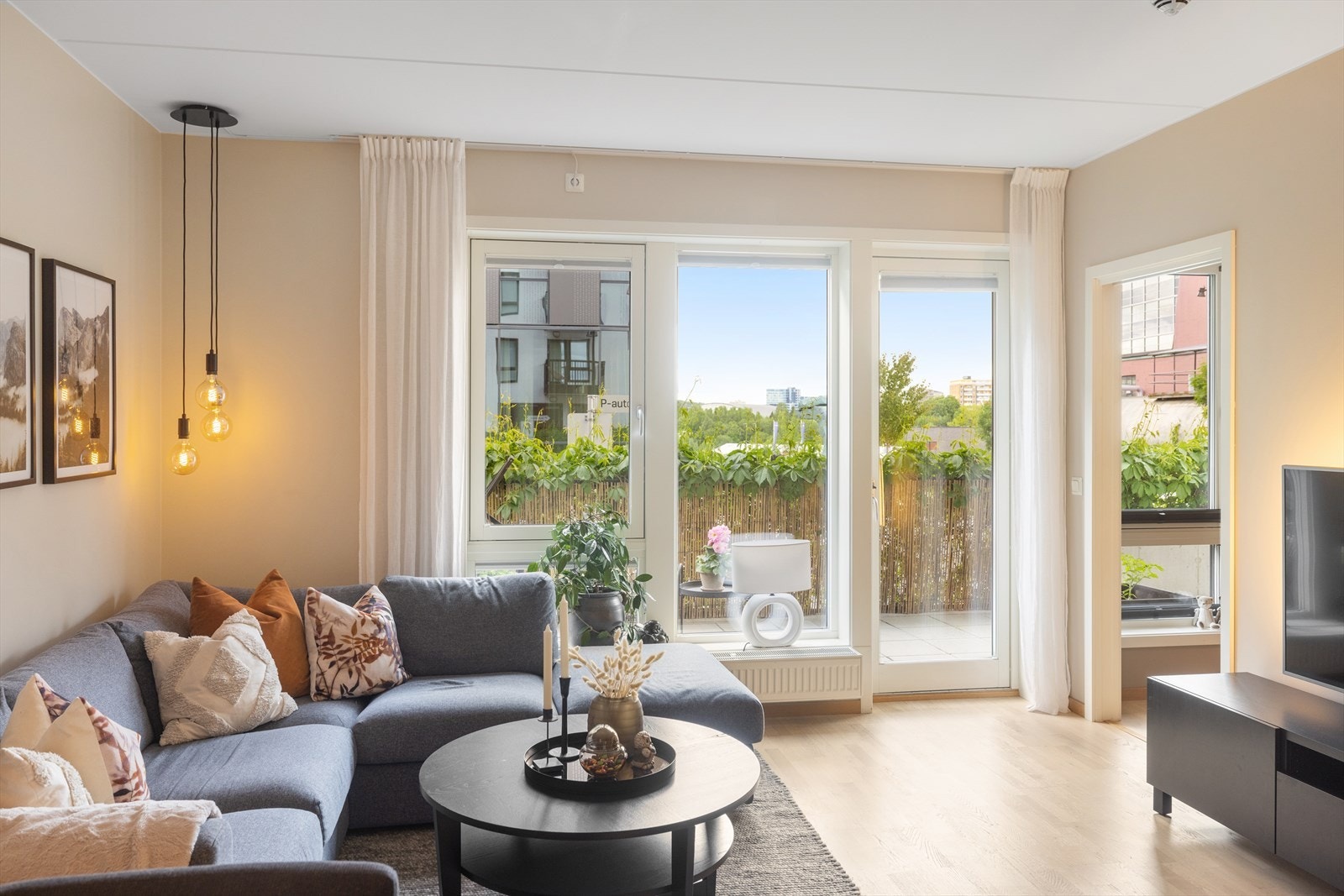 Vi har gleden av å ønske velkommen til denne flotte leiligheten i Bøkkerveien 14A! Galleribilde