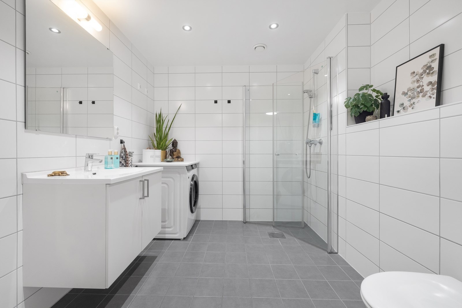 Romslig og delikat baderom med behagelig gulvvarme. Galleribilde