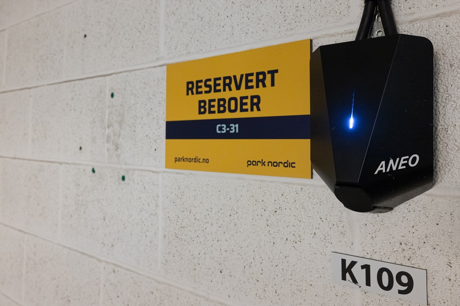 Garasjeplassen har elbil-lader. Galleribilde