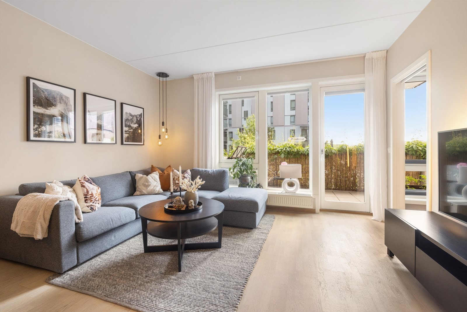 Stuen har god og moderne standard fra 2018 med pen parkett på gulv og glatte overflater malt i en fin varm farge. Galleribilde