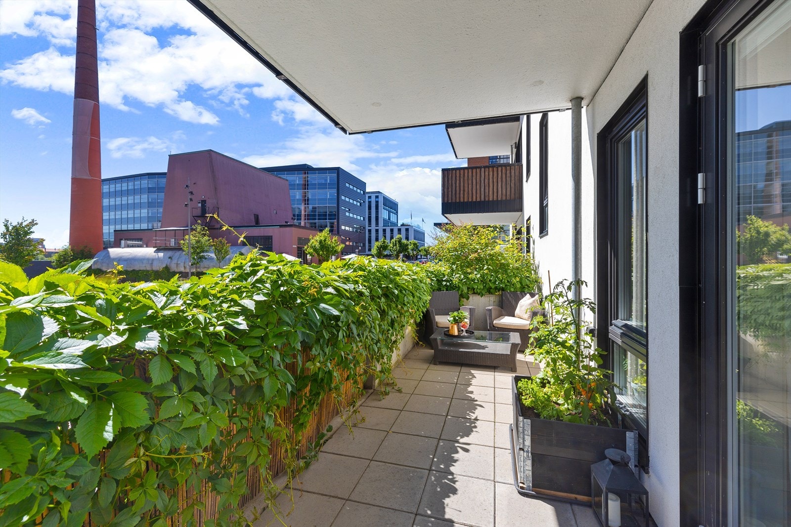 Fra stuen er det utgang til en grønn og trivelig uteplass. Her har man gode solforhold på sommeren. Galleribilde