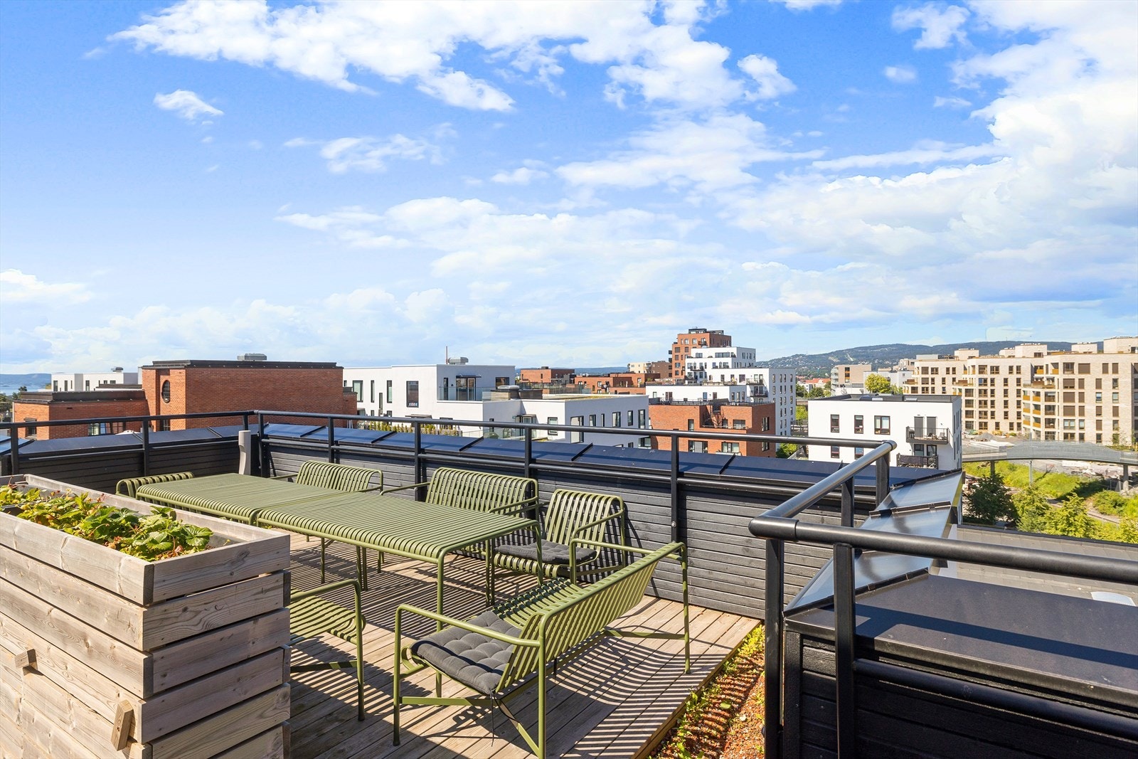 Kveldssolen kan nytes på takterrassen. Galleribilde