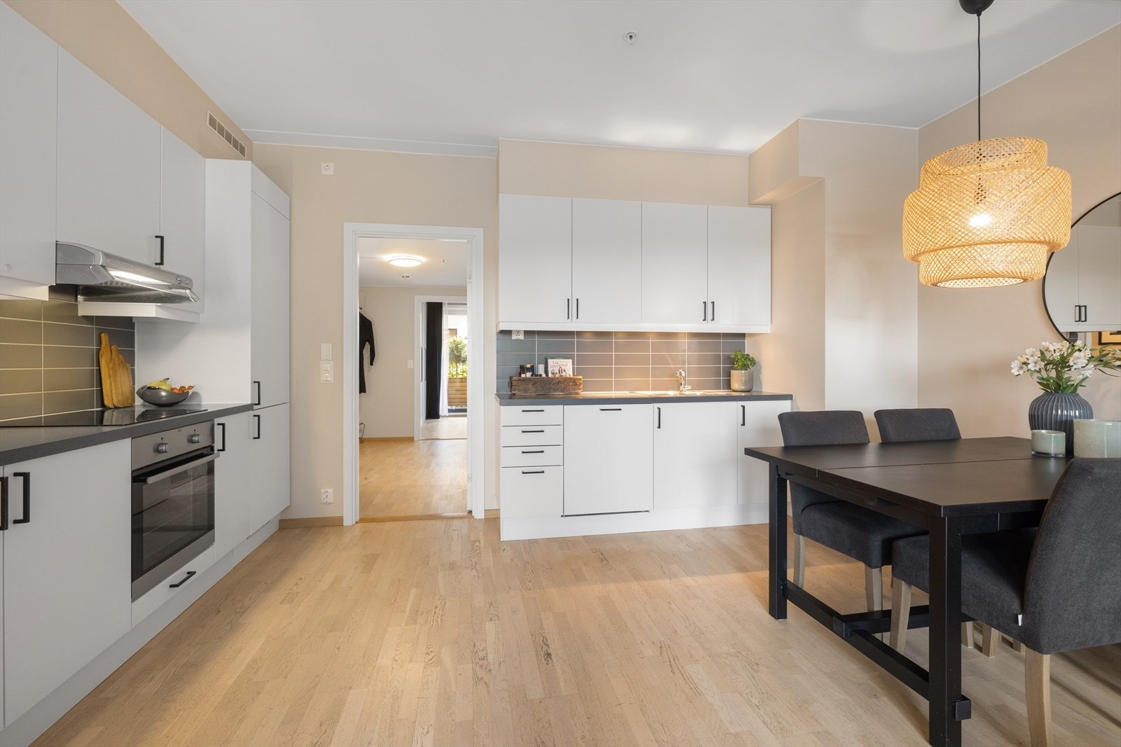 Elegant og funksjonelt kjøkken fra Sigdal med høy kvalitet på både materialvalg og integrerte hvitevarer. Galleribilde