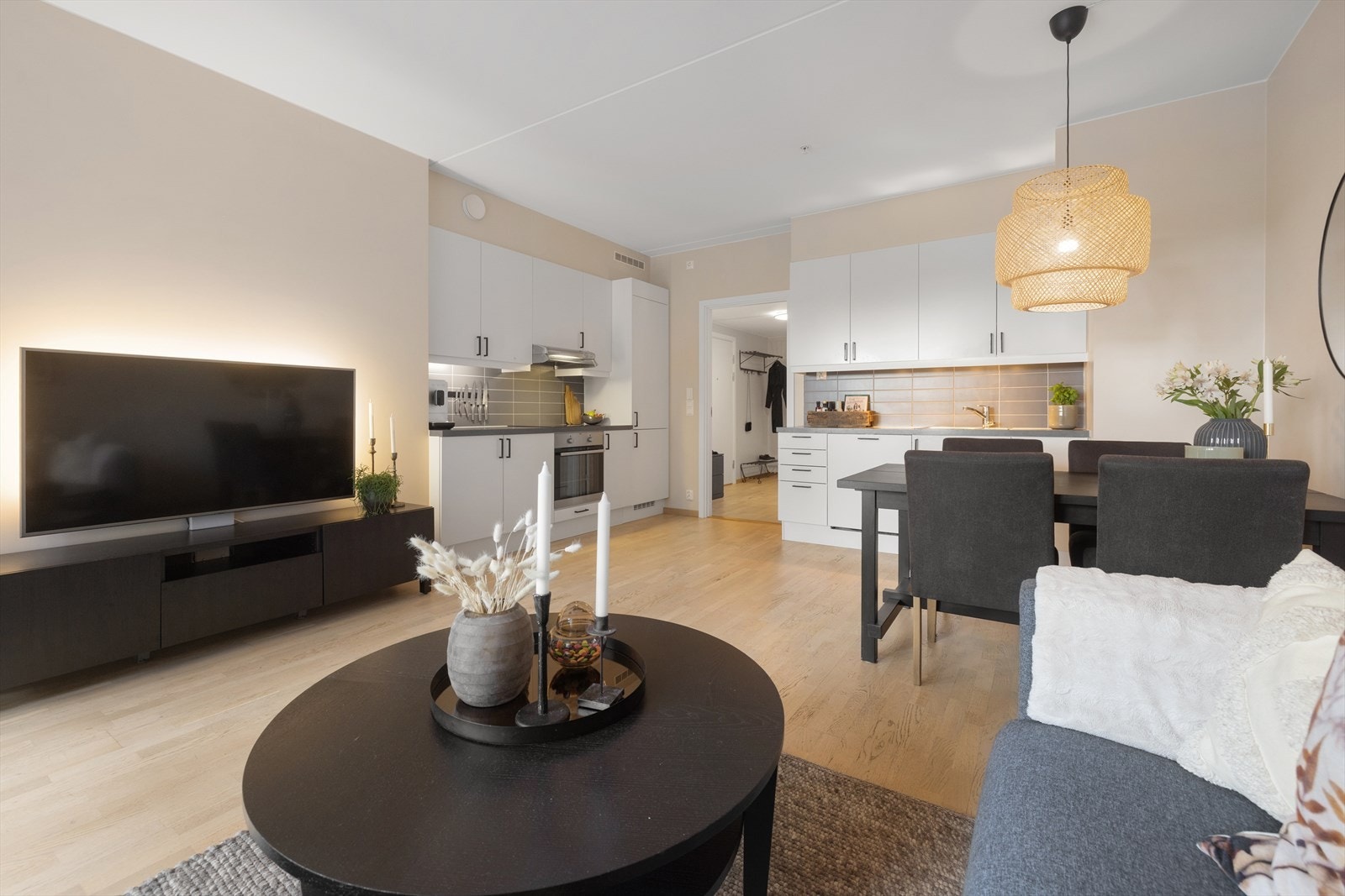 Stuen og kjøkkenet ligger i åpen løsning, og fremstår som et svært hyggelig og sosialt samlingspunkt. Galleribilde