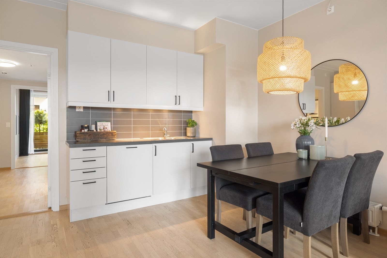 Kjøkkenet har en god kombinasjon av skap- og benkeplass. Galleribilde