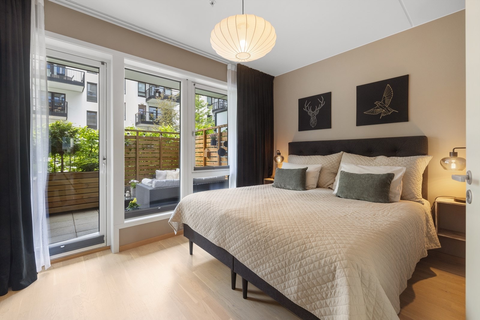 Leiligheten har et romslig hovedsoverom med stor garderobeløsning og god plass til dobbeltseng med tilhørende møblement. Galleribilde