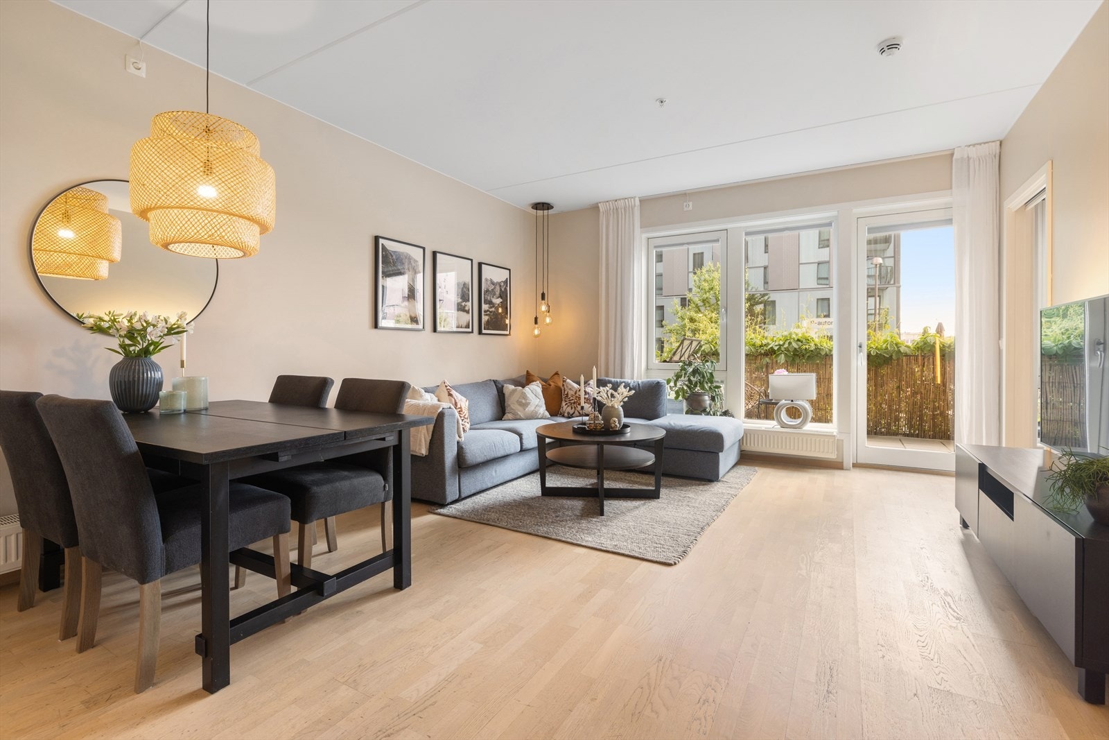 Innbydende og åpen stue med god plass til sofagruppe, TV-møblement og spisebord. Galleribilde