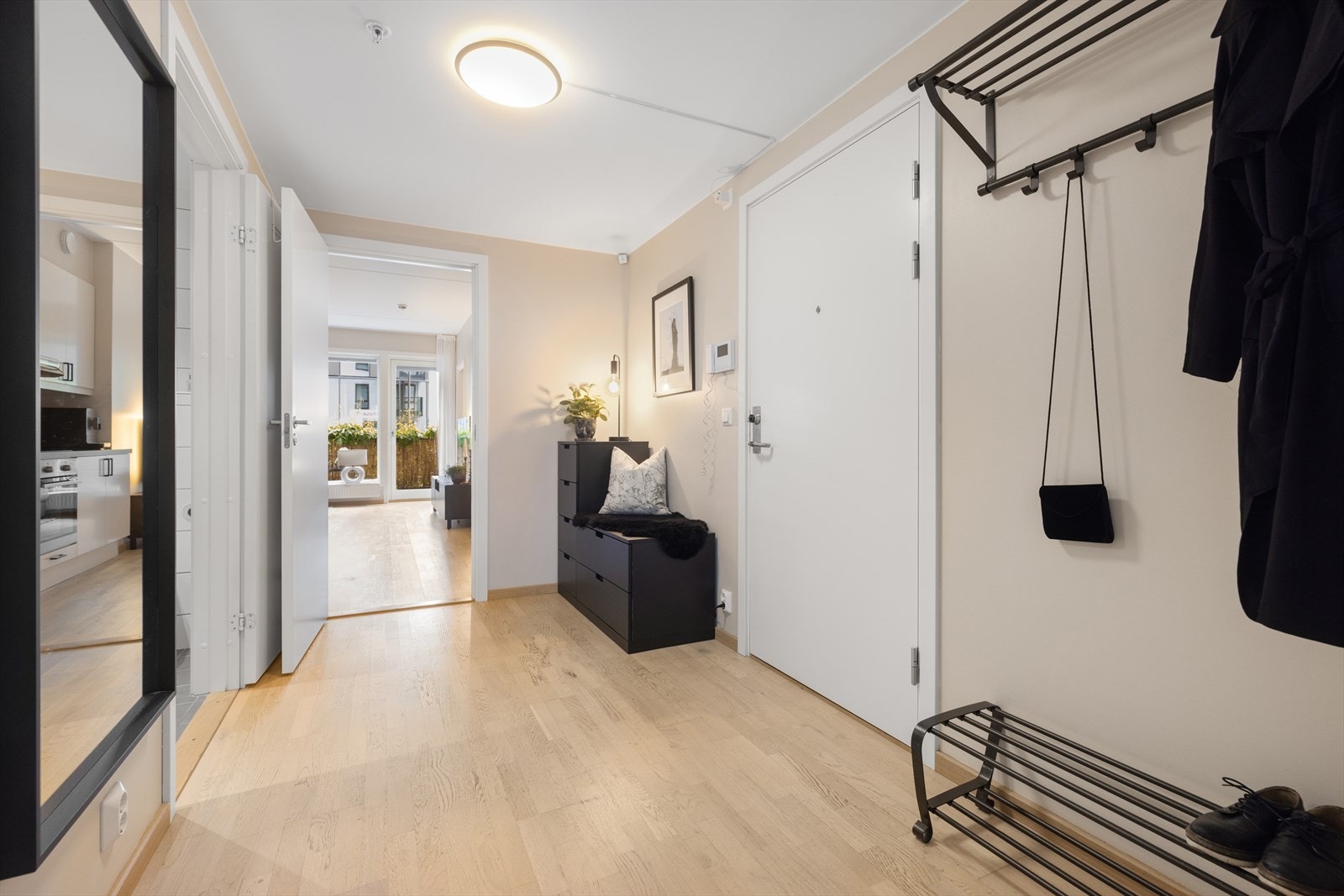 Velkommen hjem! Her er det gode oppbevaringsmuligheter for yttertøy rett innenfor døren. Galleribilde