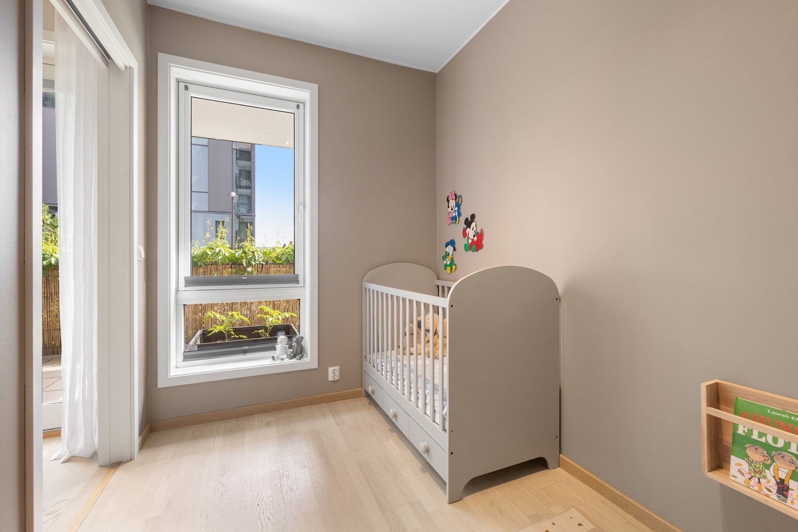 Soverom 2 brukes i dag som barnerom, og fungerer også optimalt som soverom, gjesterom og kontor. Galleribilde