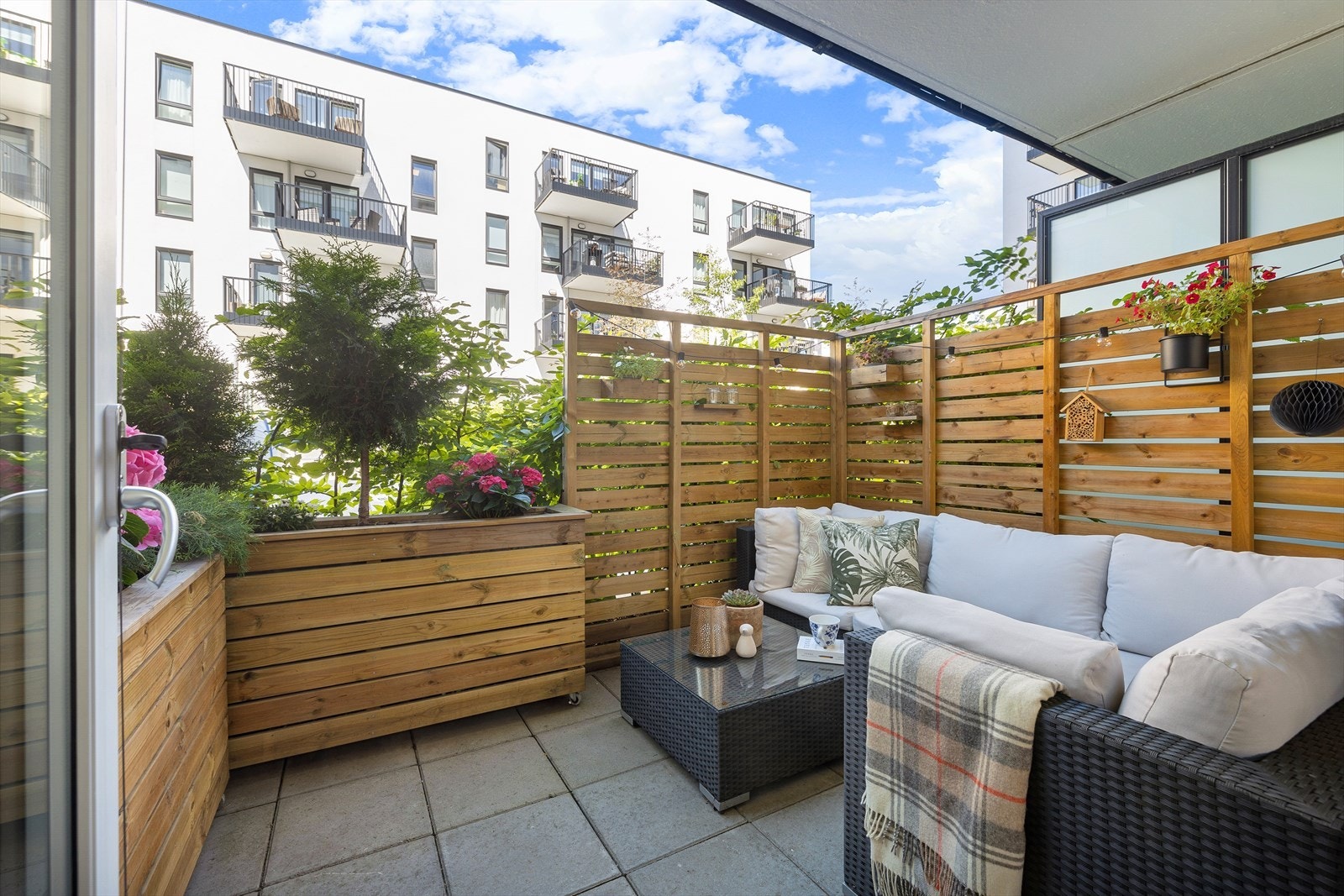 Rolig og koselig uteplass med plass til utemøbler og grill. Galleribilde