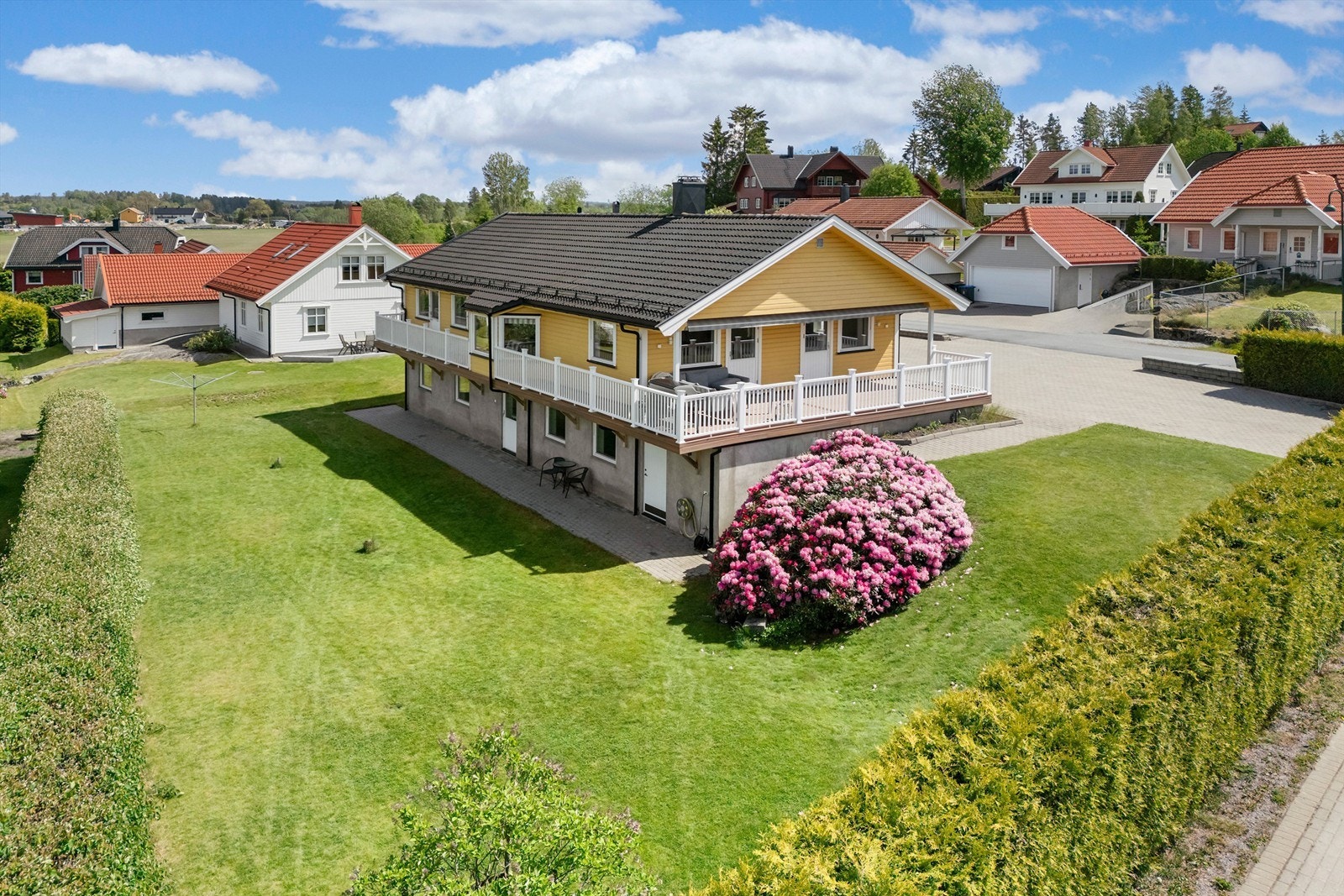 Romslig enebolig i et veletablert, barnevennlig og populært boligområde på Grååsen, ca. 2 km. fra Spydeberg sentrum Galleribilde