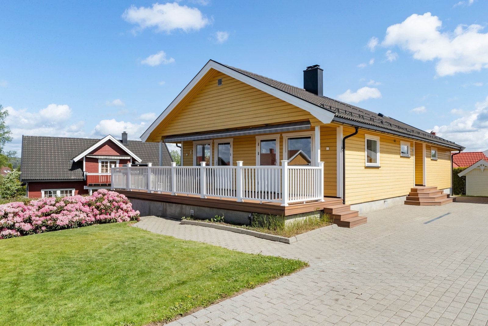 Terrassen har markise for de varmeste solskinnsdagene Galleribilde
