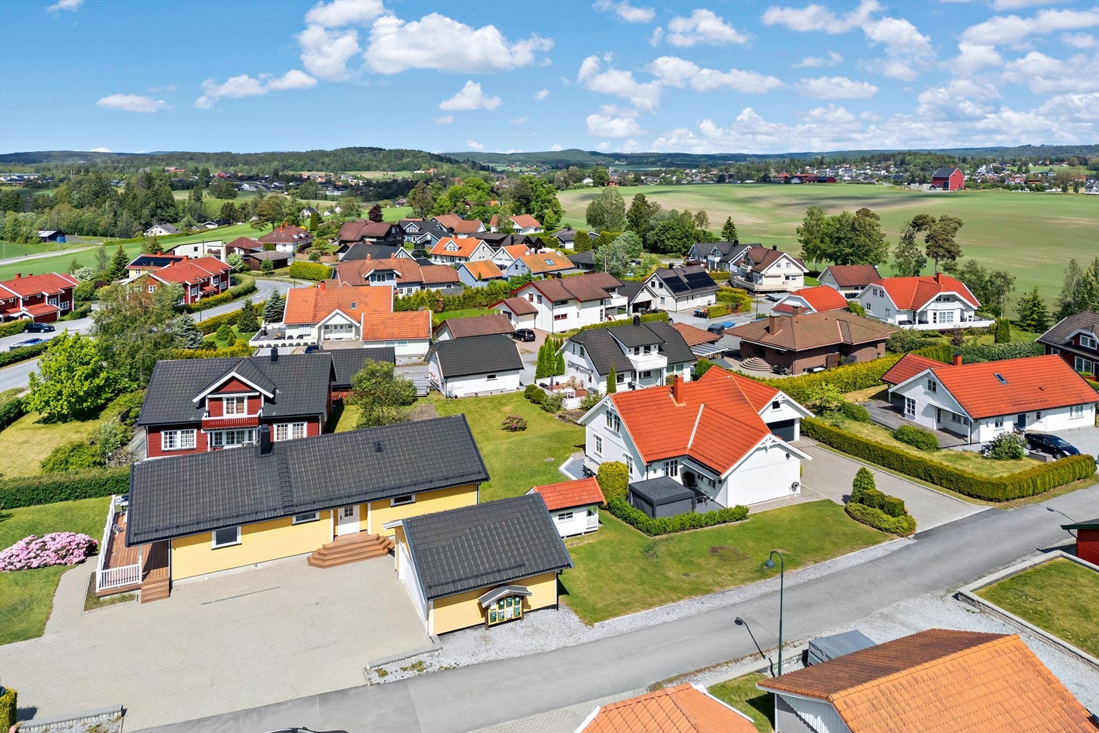 Det ble byttet skinner og motor, samt utført service på garasjeport i september 2024 Galleribilde