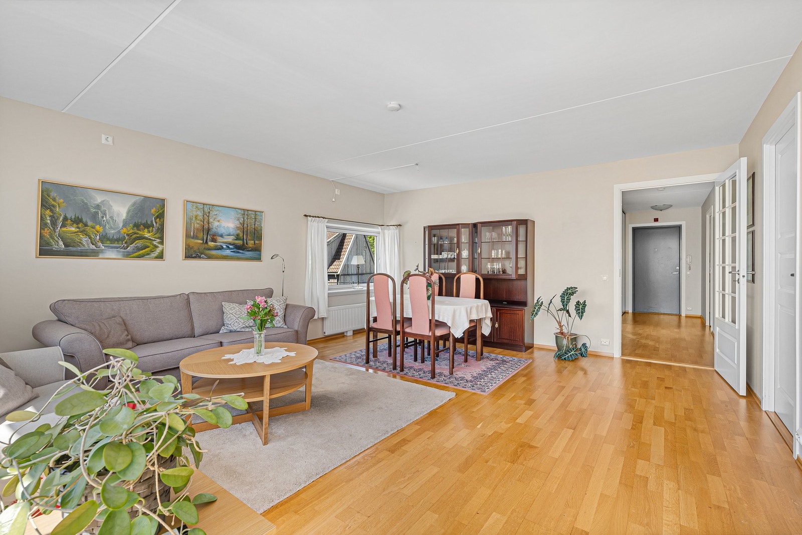 -Leiligheten ligger på enden og i byggets 4.etasje med heis. Parkering i lukket garasjeanlegg - Galleribilde