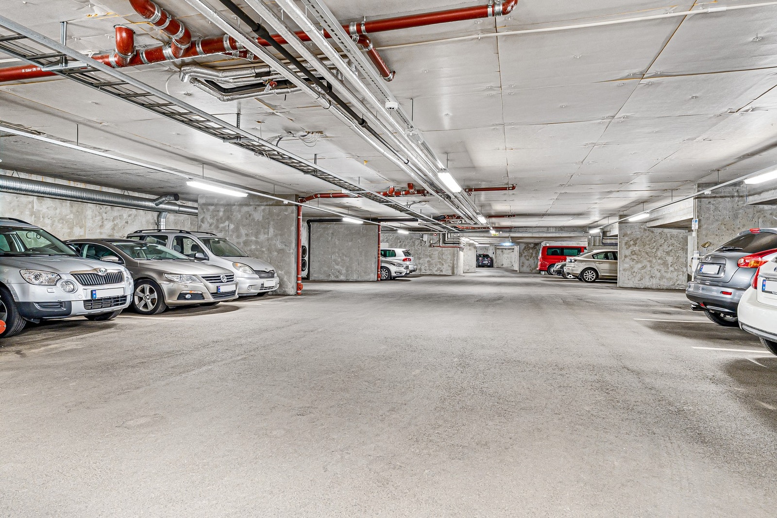 - En fast parkering i lukket garasjeanlegg | Det er også en praktisk bod i kjeller for lagring/oppbevaring - Galleribilde