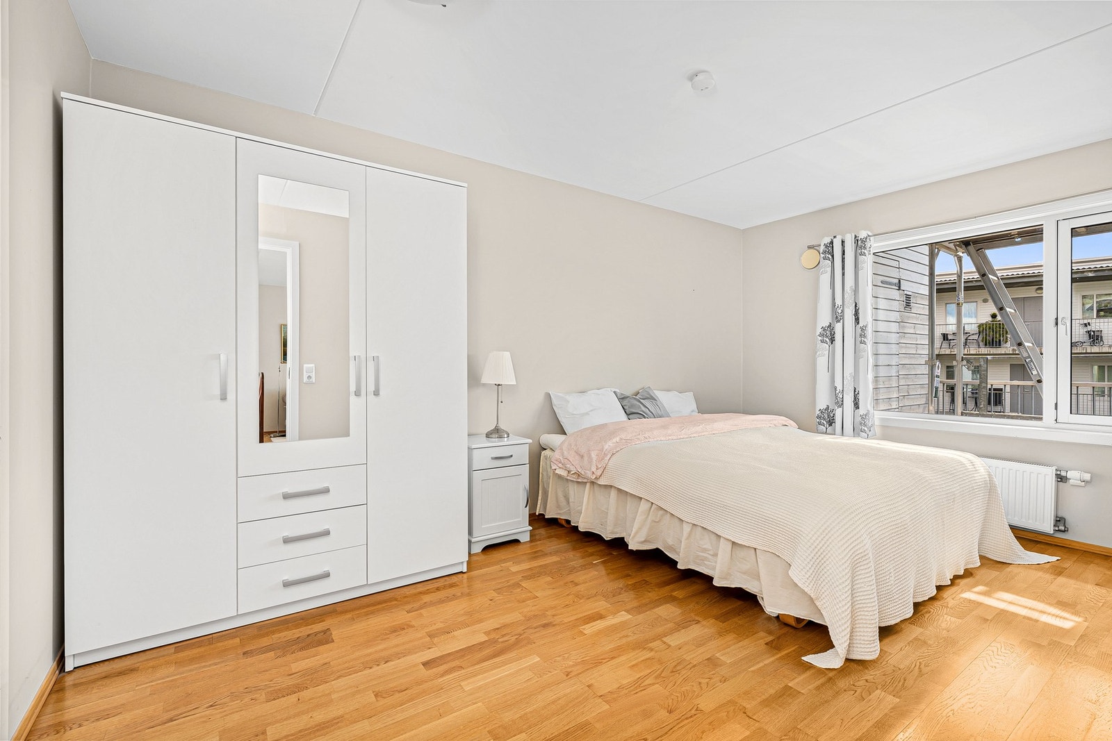 - Leiligheten har to gode soverom | Hovedsoverommet er av romslig størrelse med stort garderobeskap - Galleribilde