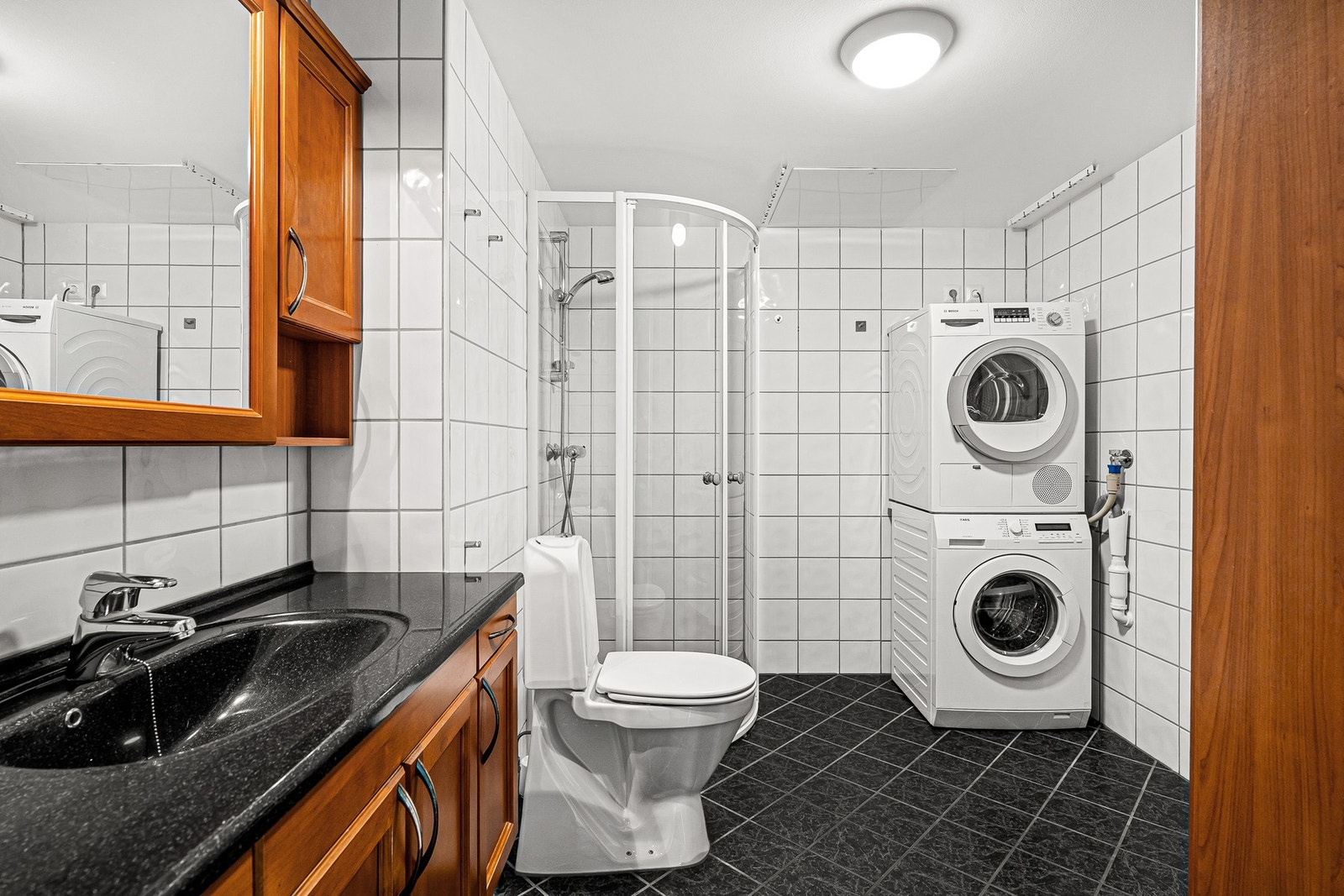 - Flislagt bad med vaskemaskin/tørketrommel som vil medfølge handelen - Galleribilde