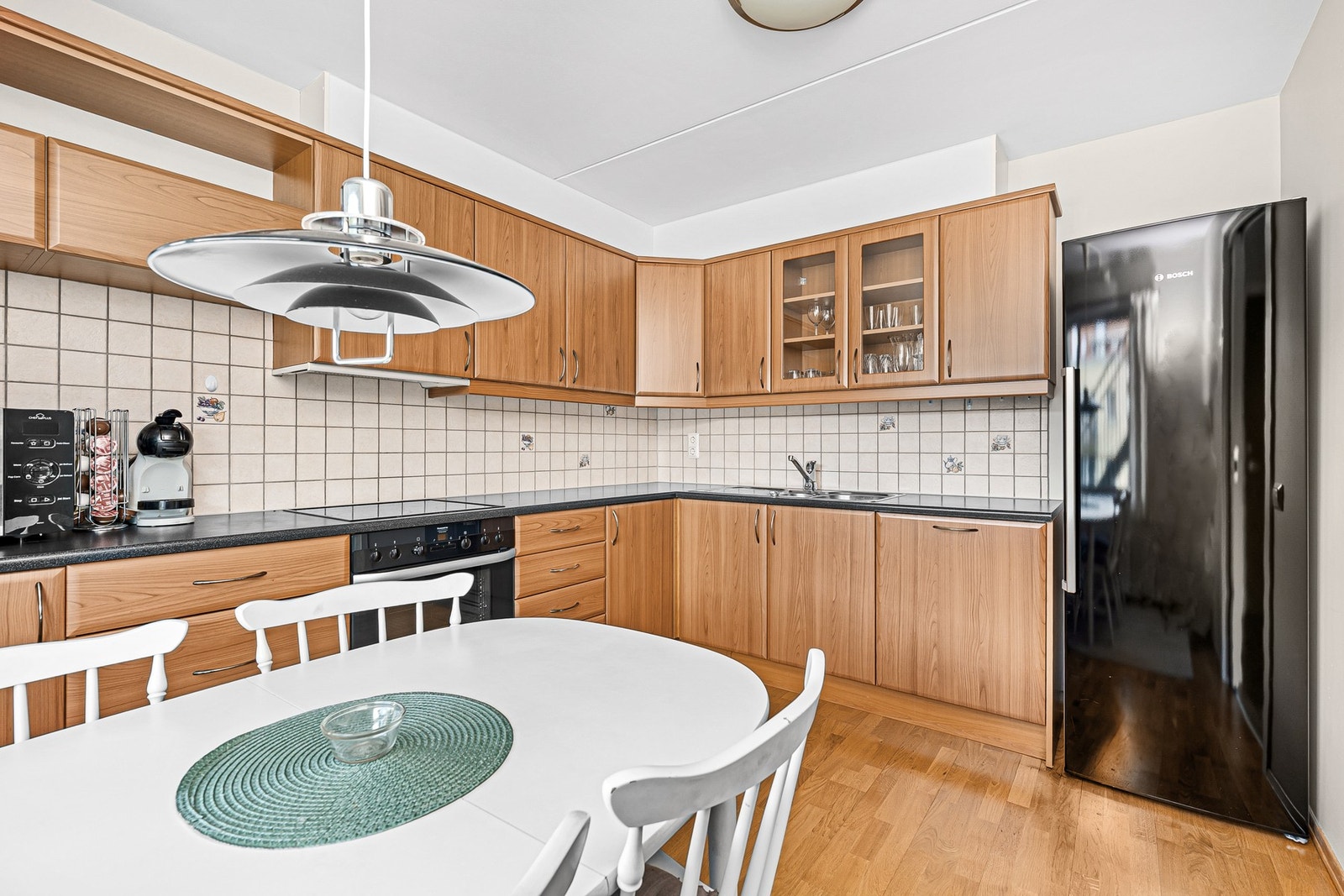 - Alle hvitevarer medfølger (en av platene på koketoppen er defekt) - Galleribilde