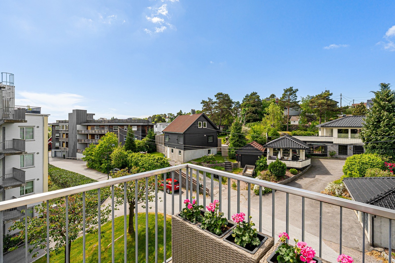 - Fint å være på enden/hjørnet med luftig og fritt utsyn |Pr.dd er det stillas på balkongen, da de arbeider med utvendig maling på bygget - Galleribilde