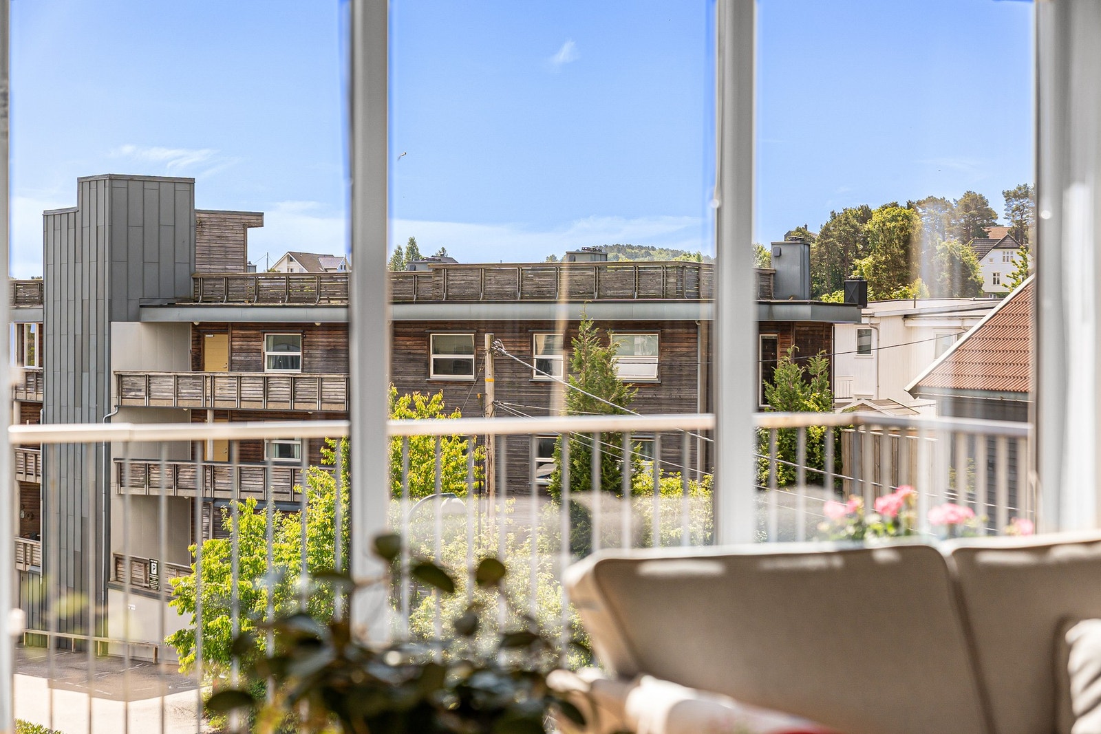 - Generøse vindusflater som skaper rikelig med lysinnslipp | Leiligheten er også gjennomgående med vinduer i begge ender - Galleribilde