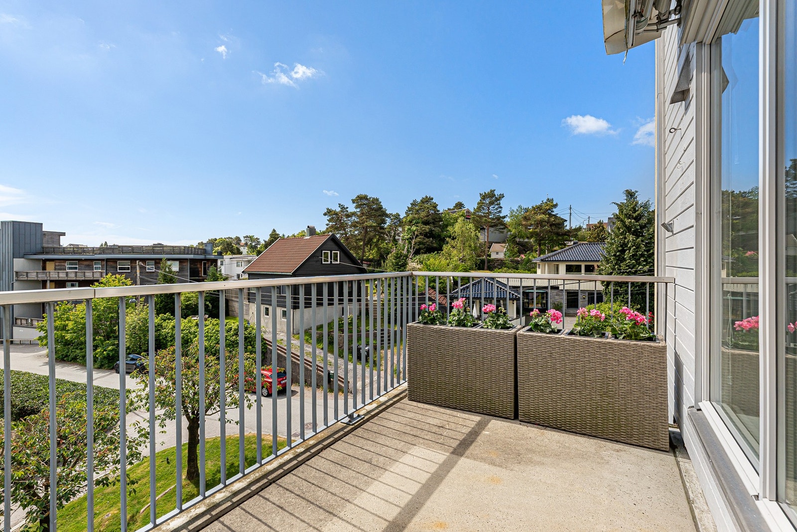 - Solrik terrasse på hele 12kvm | Betongdekke og idelle solforhold - Galleribilde