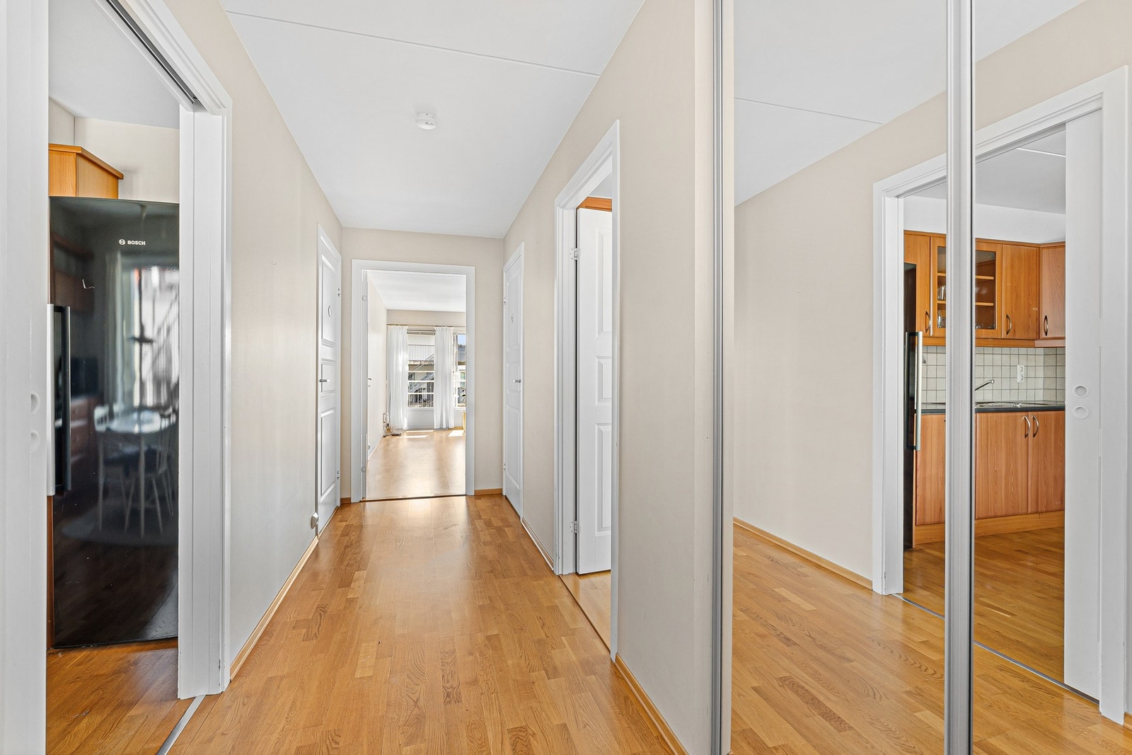 - Velkommen inn | Innbydende gang med stor skyvedørgarderobe med speil - Galleribilde