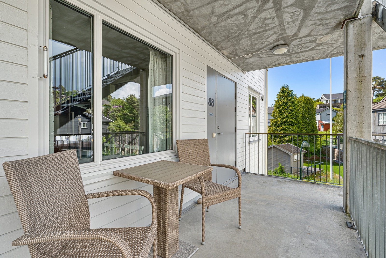 - Hyggelig inngangsparti i overbygd svalgang, hvor du har muligheten til å ha utemøbler og nyte fine solforhold - Galleribilde