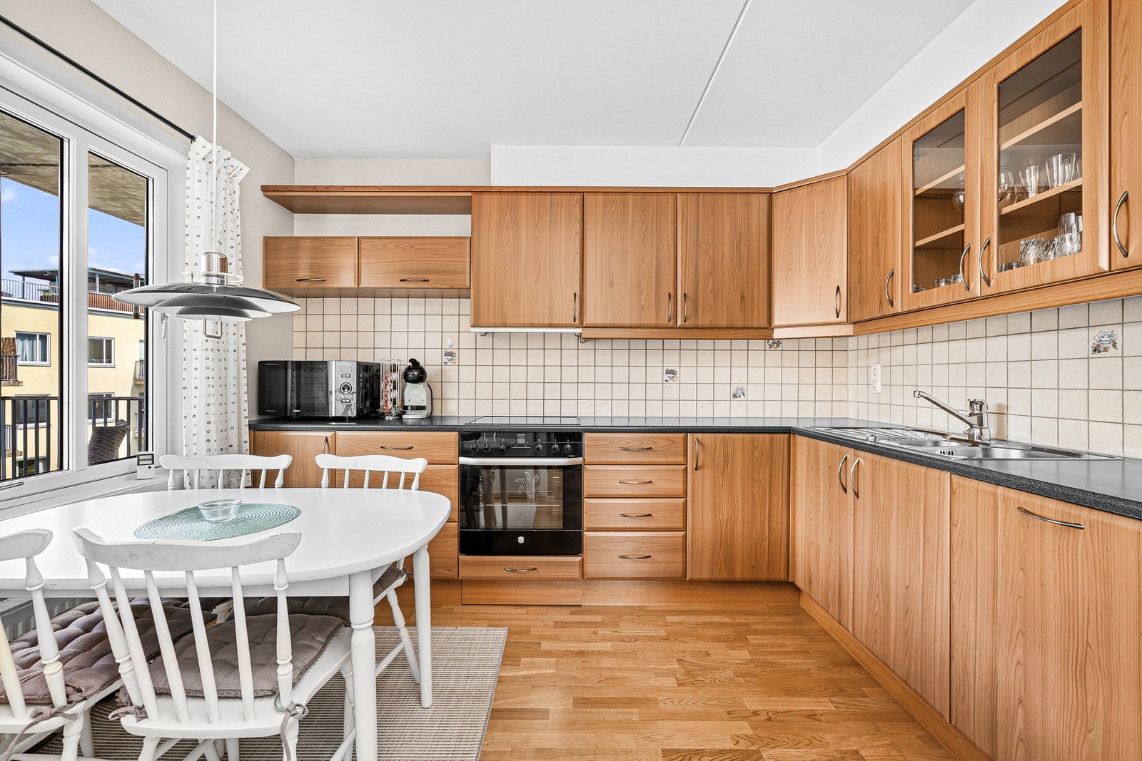 - Pent, velholdt kjøkken med god utnyttelse | Plass til spisebord | Vindu mot svalgang (få passerende pga endeleilighet) - Galleribilde