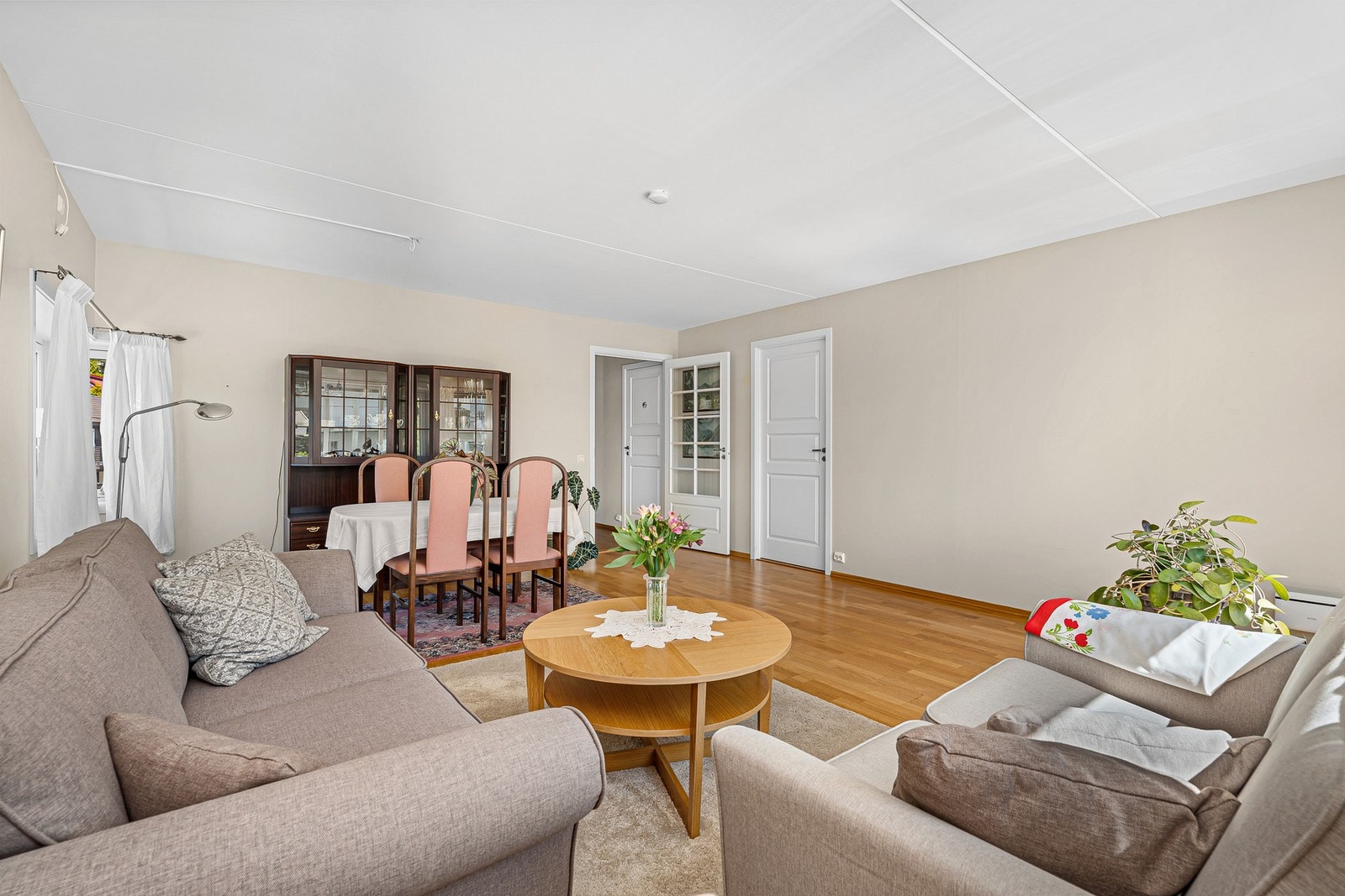 - God plass til sofagruppe og tilhørende møbler . Galleribilde