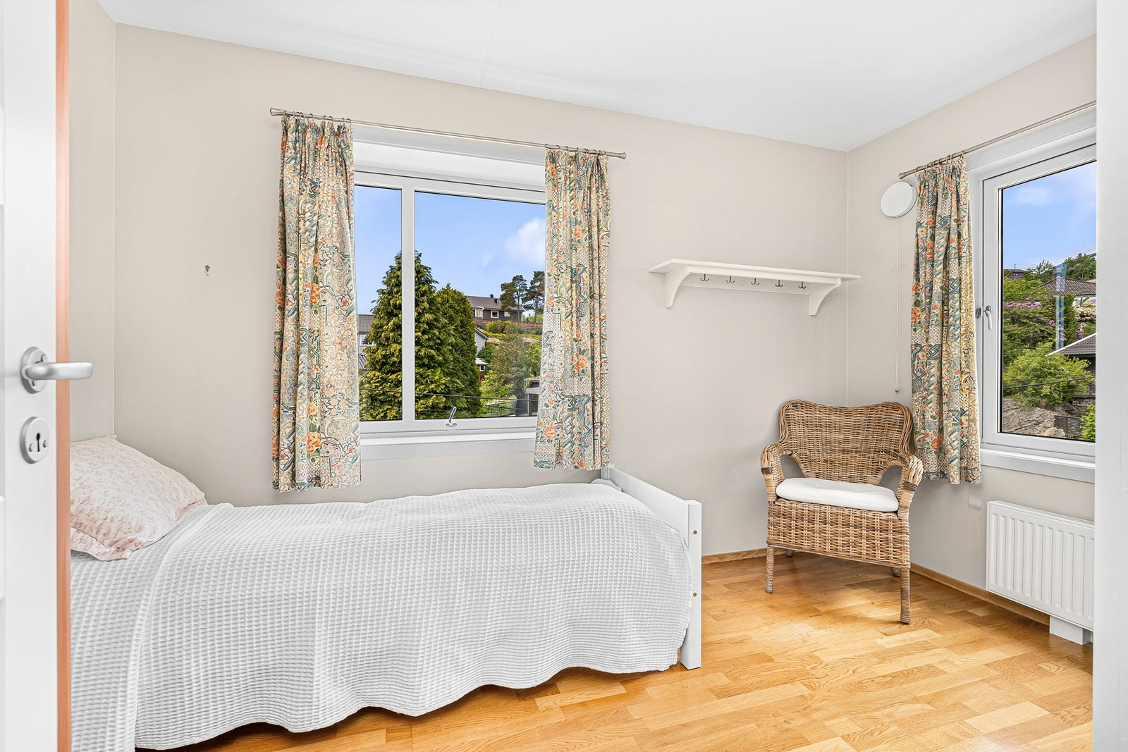 - Leiligheten er bygget som livsløpsstandard | Praktisk og lettstelt, hvor du bare kan låse døren og gå | Vaktmestertjeneste inngår også i felleskostnadene . Galleribilde