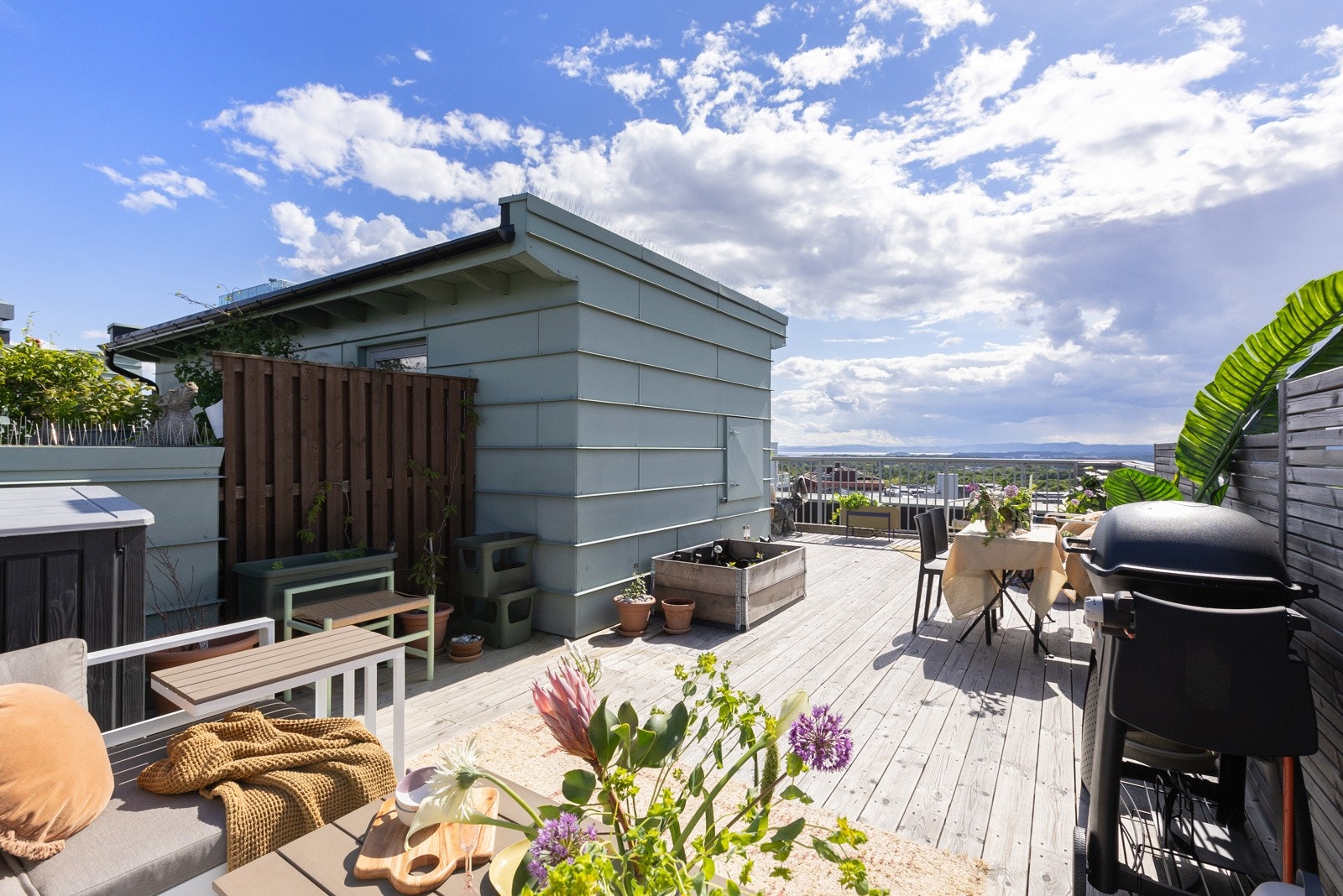 Terrassen oppleves enkel å innrede med ulike soner. Galleribilde