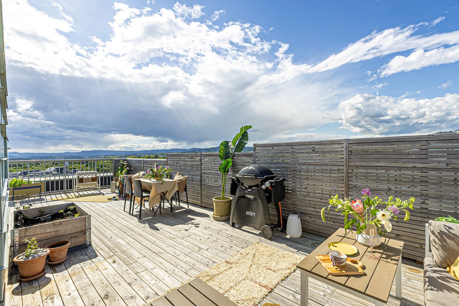 Terrassen er av svært god størrelse, har sol fra tidlig til solnedgang og nydelig utsikt. Galleribilde