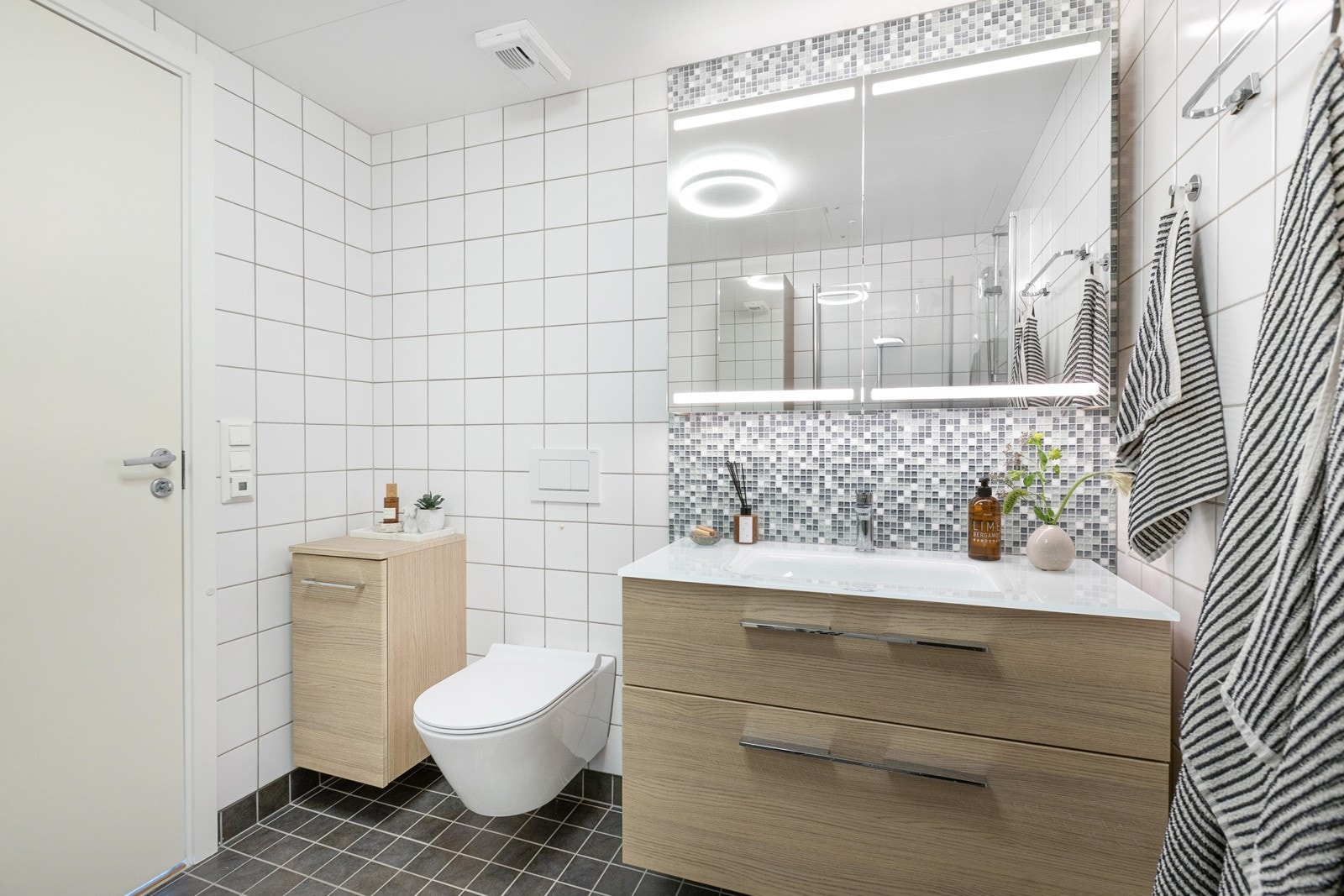 Badet ble oppgradert i 2019 med bla. nytt toalett, servantskap, speilskap, dusjdører og veggfliser (over eksisterende). Galleribilde