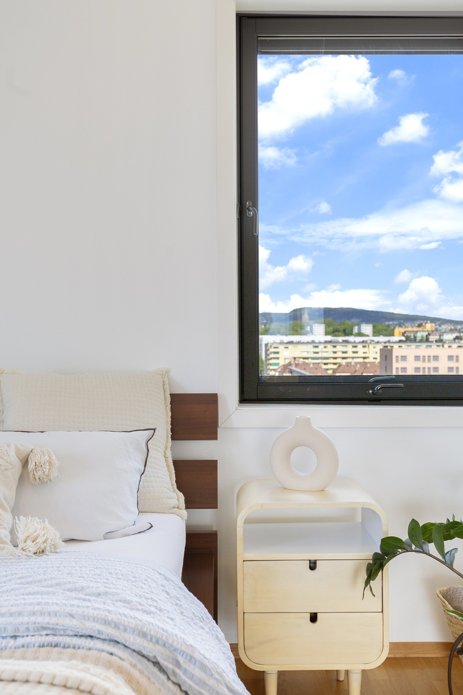 Nydelig utsikt ut fra soveromsvinduet. Galleribilde