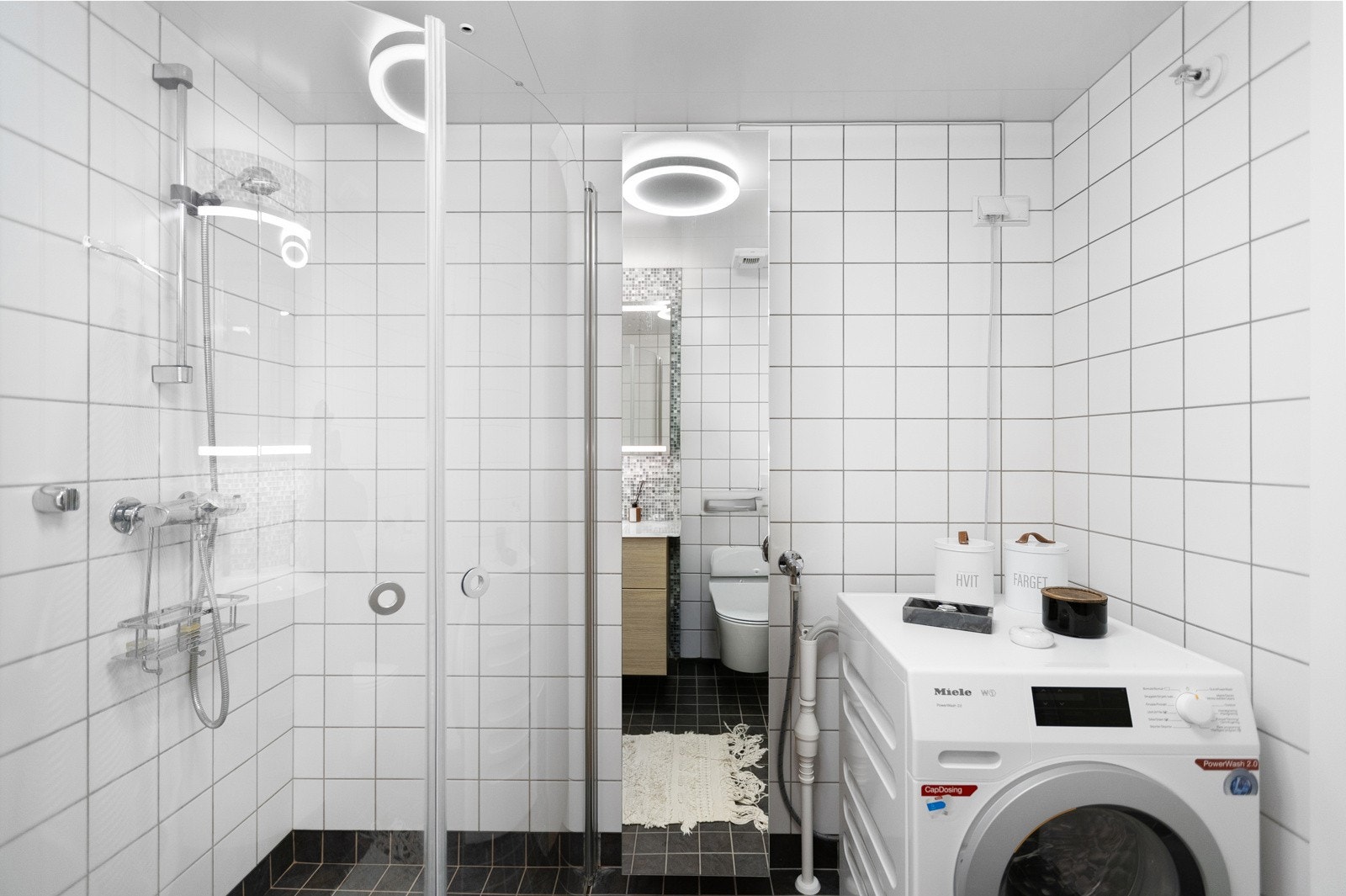 Plass og opplegg for vaskemaskin på bad og avtrekksventil plassert i himling. Galleribilde