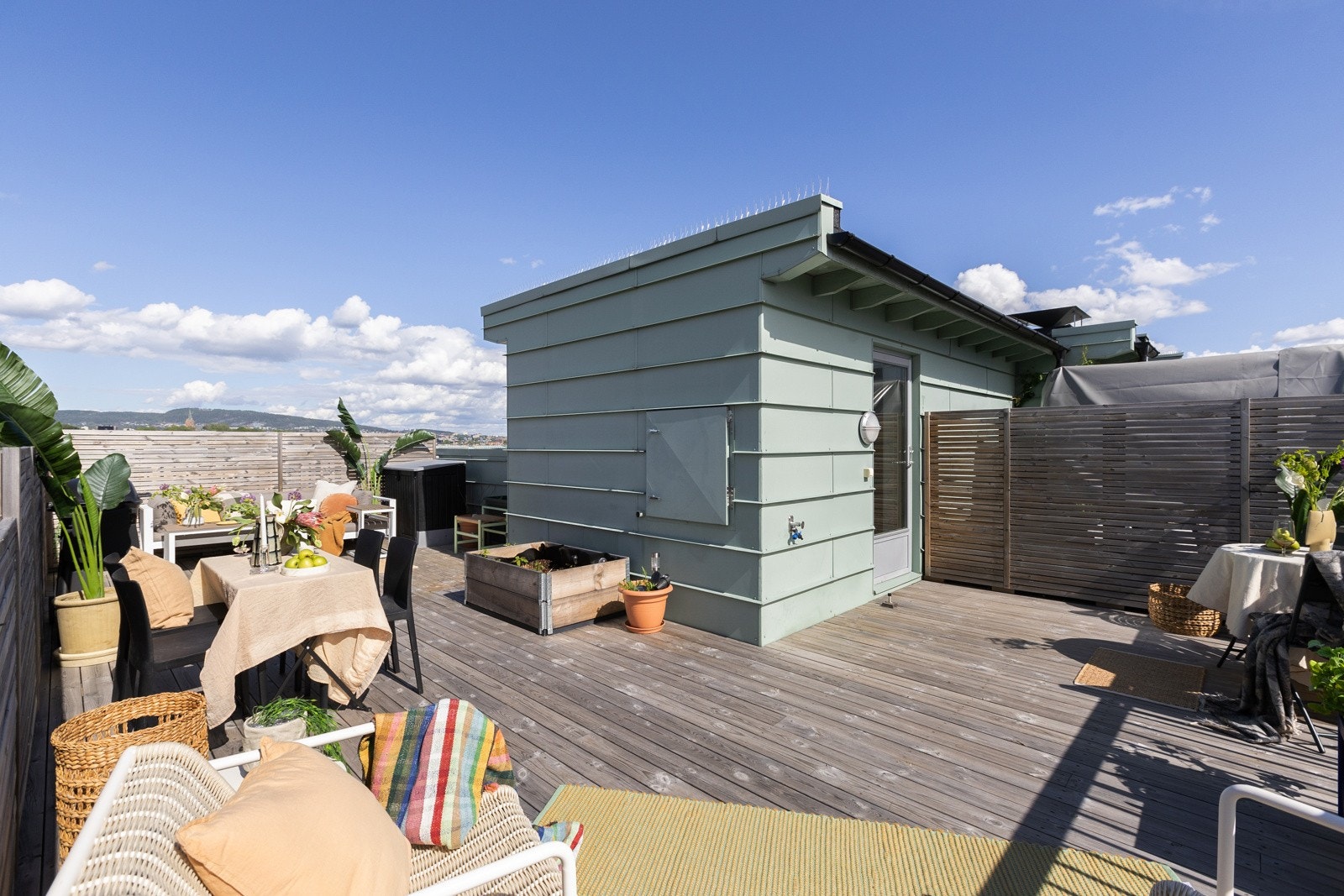 En liten etasje opp fra leiligheten finner du denne fantastiske private takterrassen. Denne må oppleves! Galleribilde