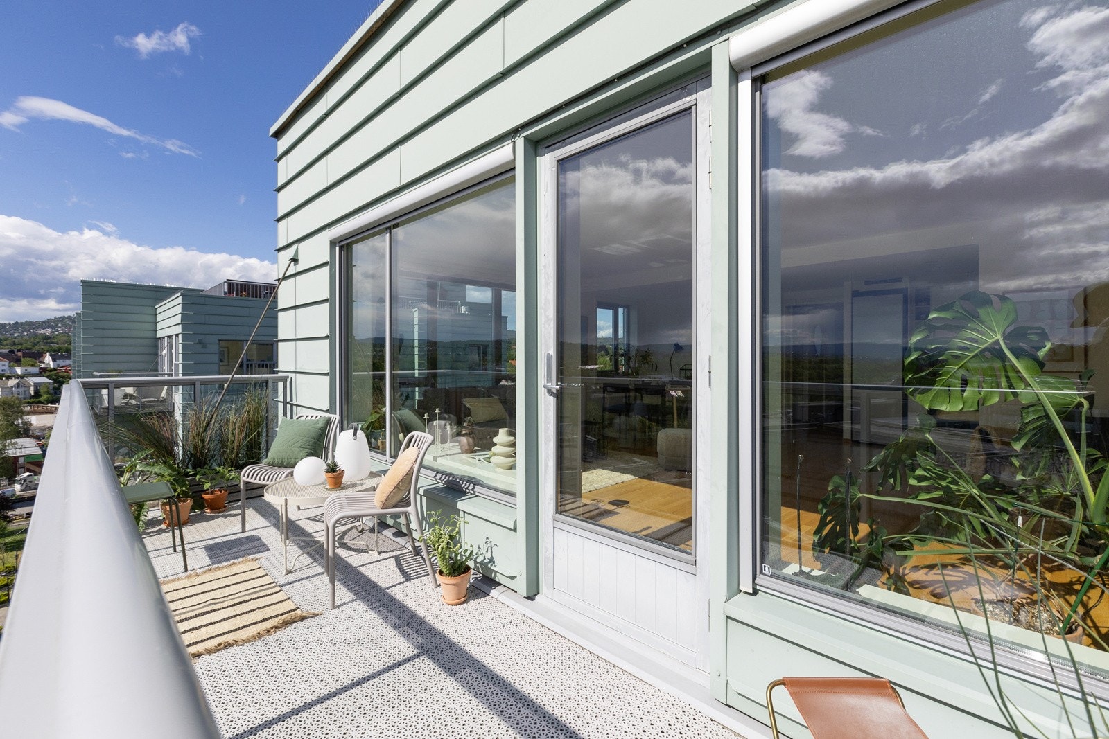 Balkongen er utstyrt med utebelysning og stikkontakt på vegg. Det ble lagt nye terrasseheller i 2020. Galleribilde